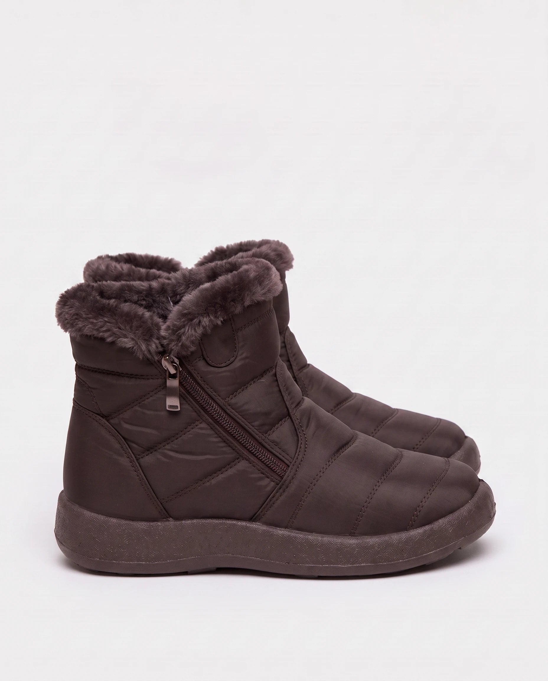 Bottines de neige fourrées Noëlle — Chocolat, paire vue de profil, zip latéral et semelle crantée