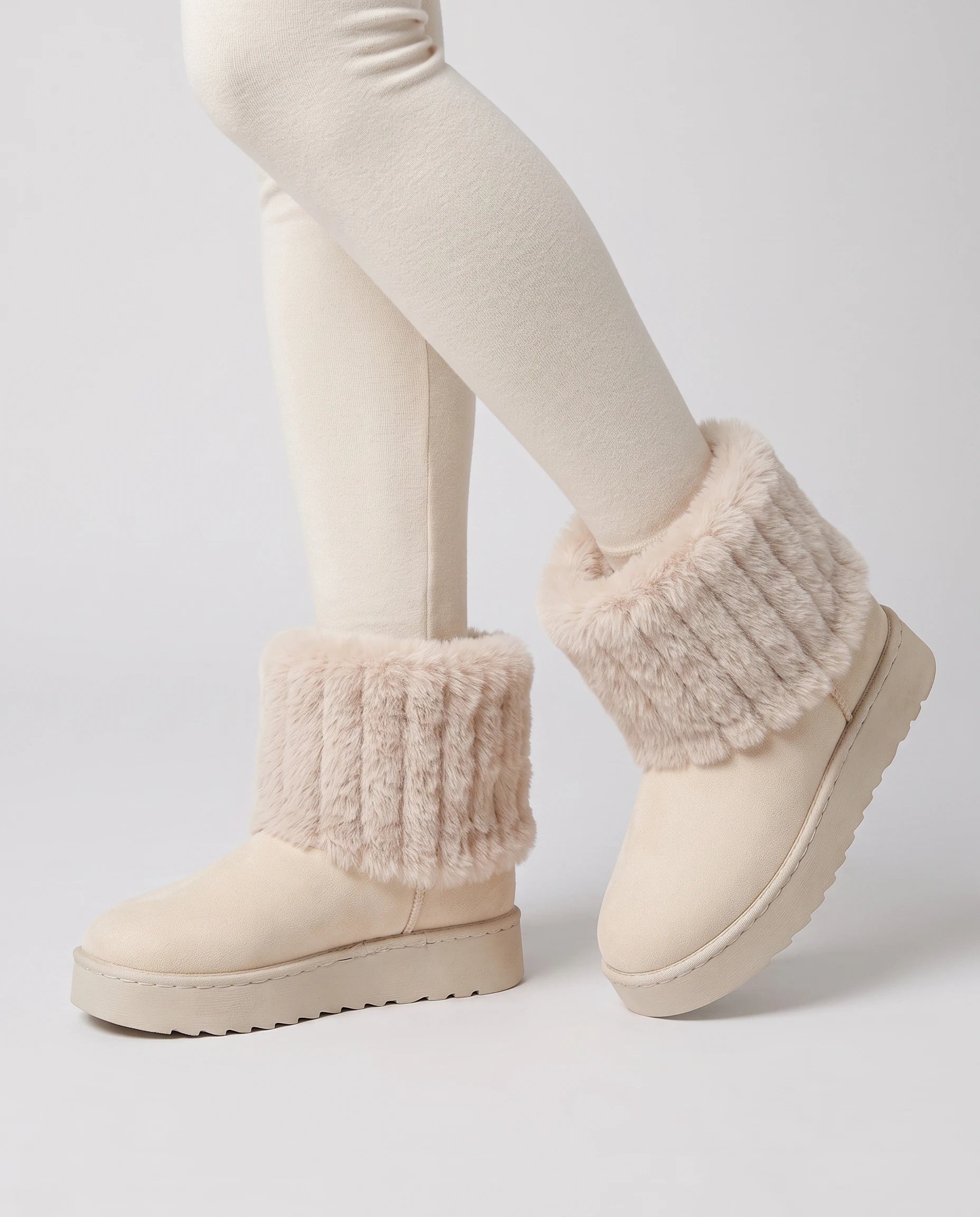 Bottines de neige à col fourrure et plateforme Yolène — Crème, portées en plan rapproché