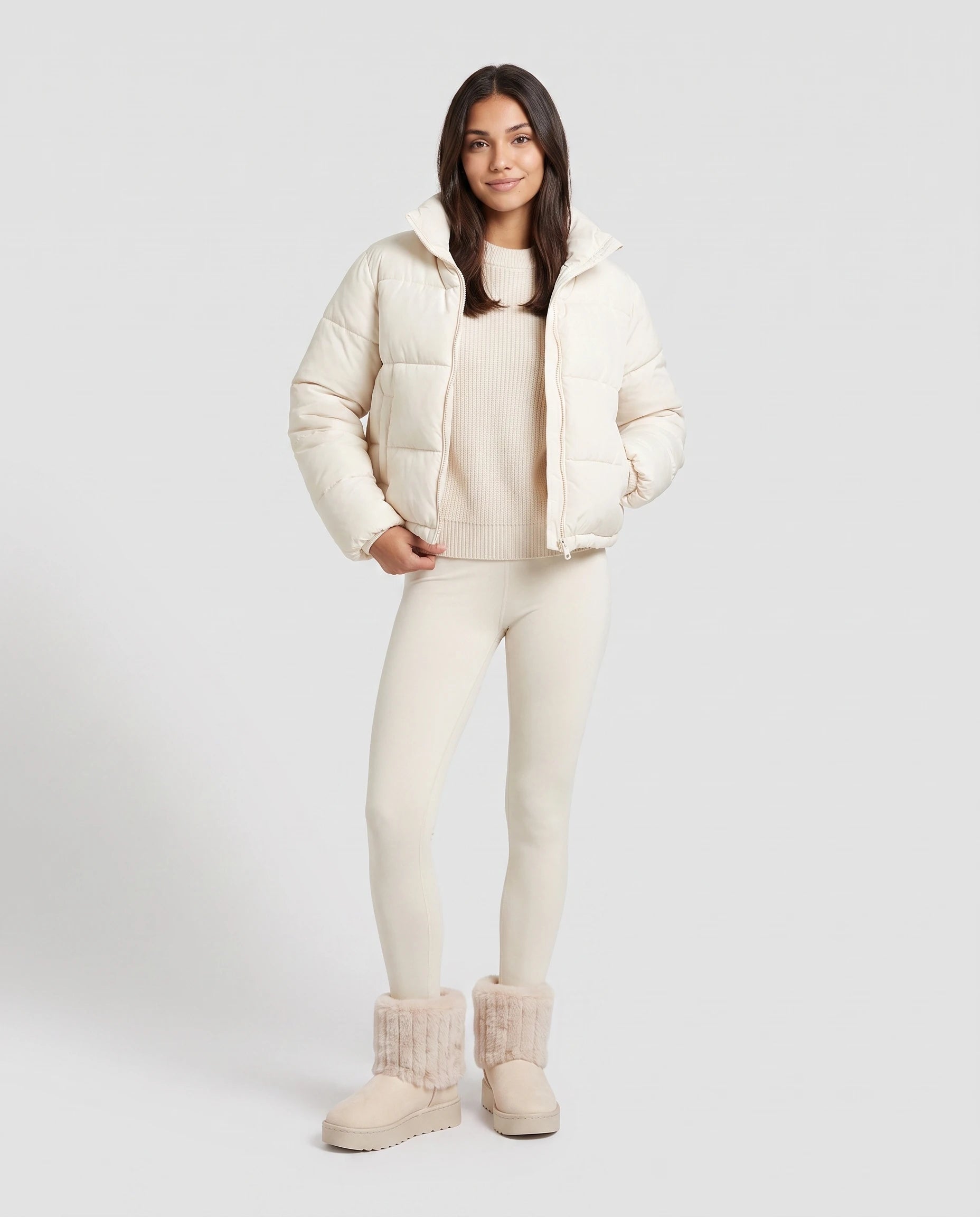 Bottines de neige à col fourrure et plateforme Yolène — Crème, portées en plein pied studio
