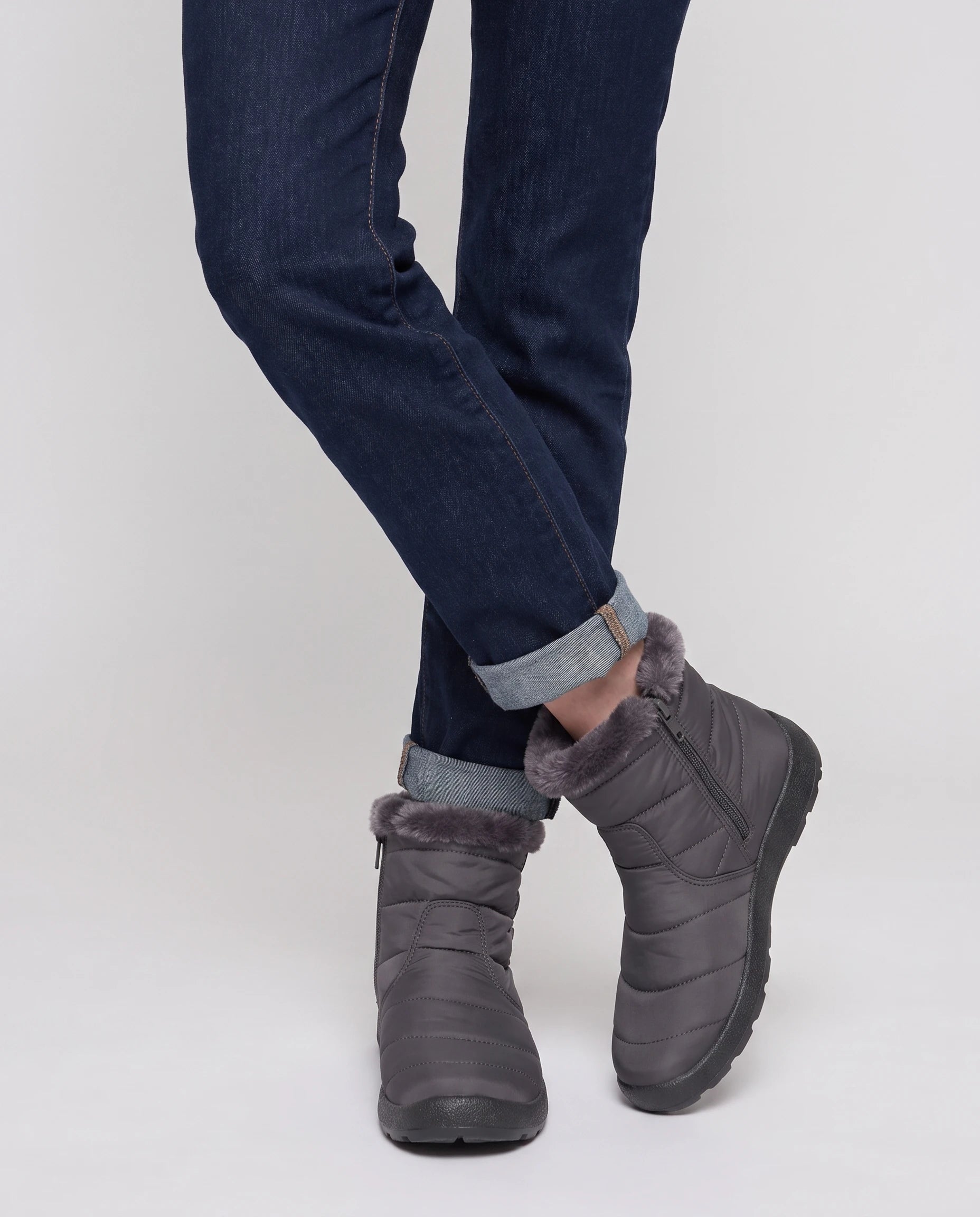 Bottines de neige fourrées Noëlle — Gris Anthracite, portées en plan rapproché avec un jean retroussé