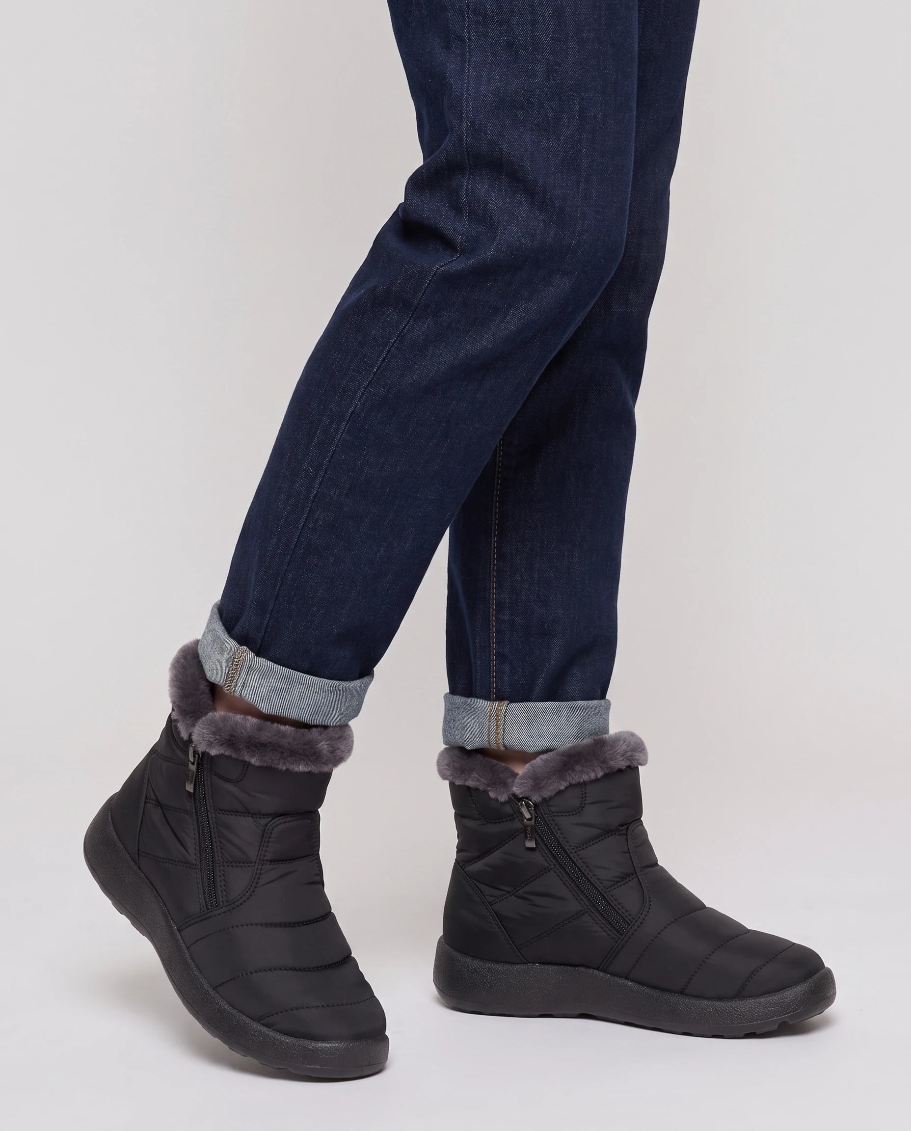 Bottines de neige fourrées Noëlle — Noir, portées en plan rapproché avec un jean retroussé