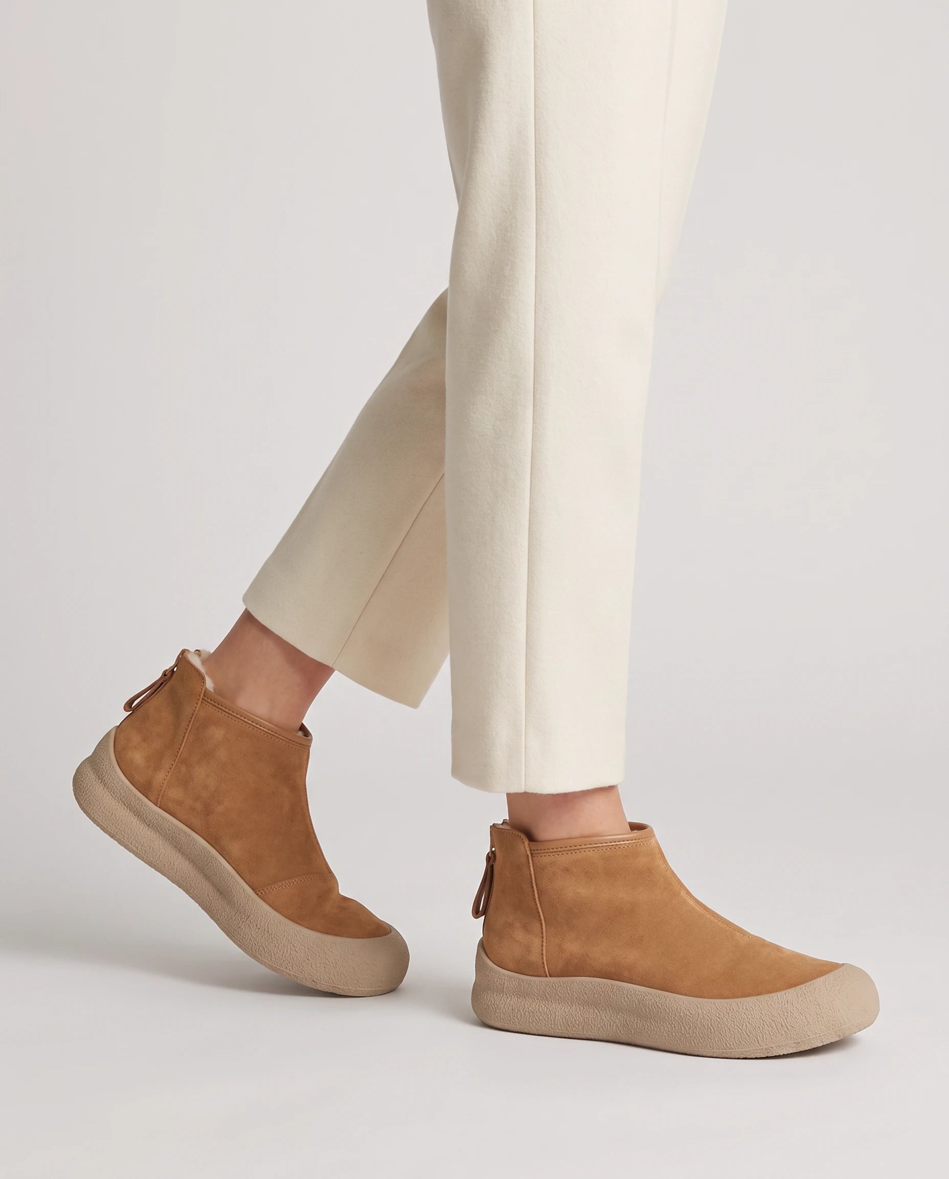 Bottines de neige plates à zip dos Clarine — Camel, portées en plan rapproché