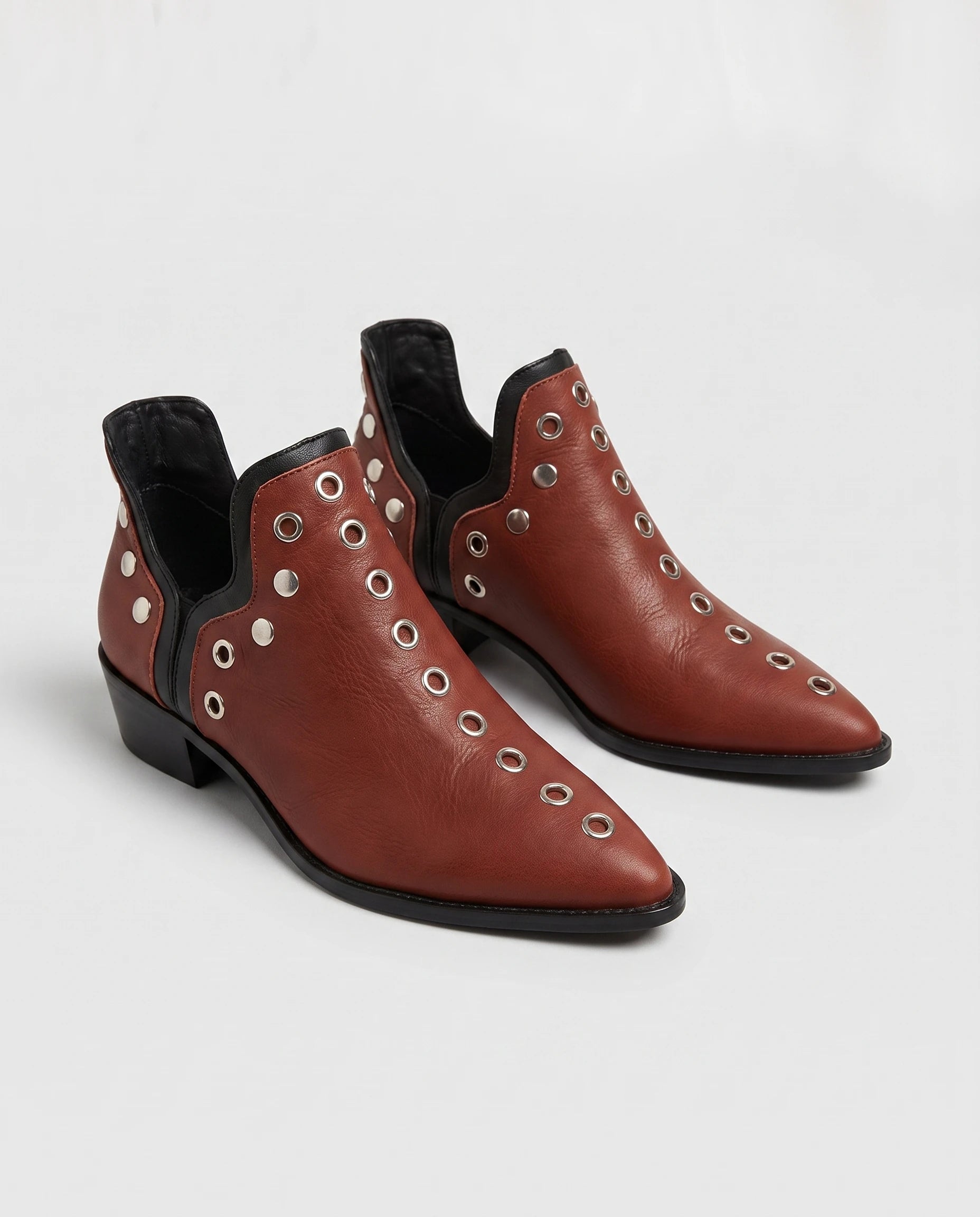 Bottines western à œillets cloutés Azélie — Brique, paire en packshot studio