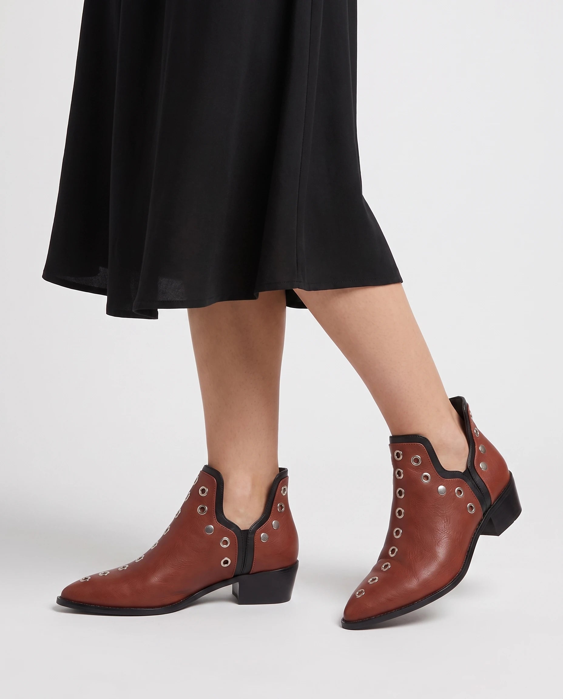 Bottines western à œillets cloutés Azélie — Brique, portées en plan rapproché