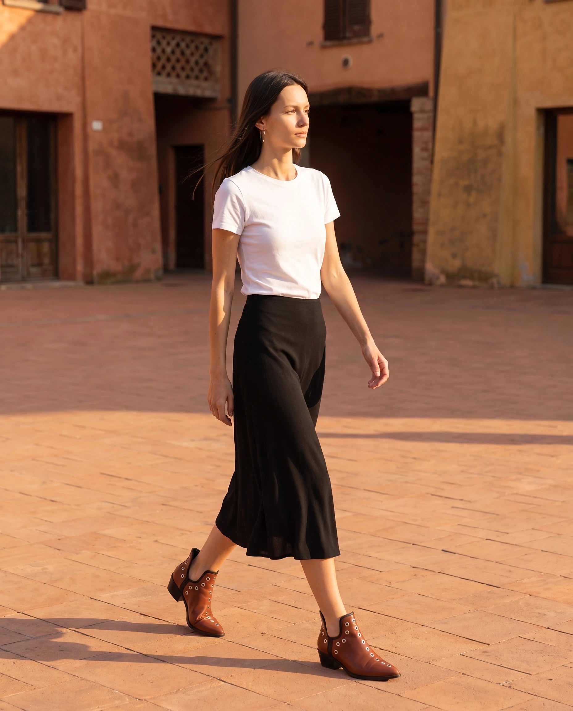 Bottines western à œillets cloutés Azélie — Brique, portées en situation