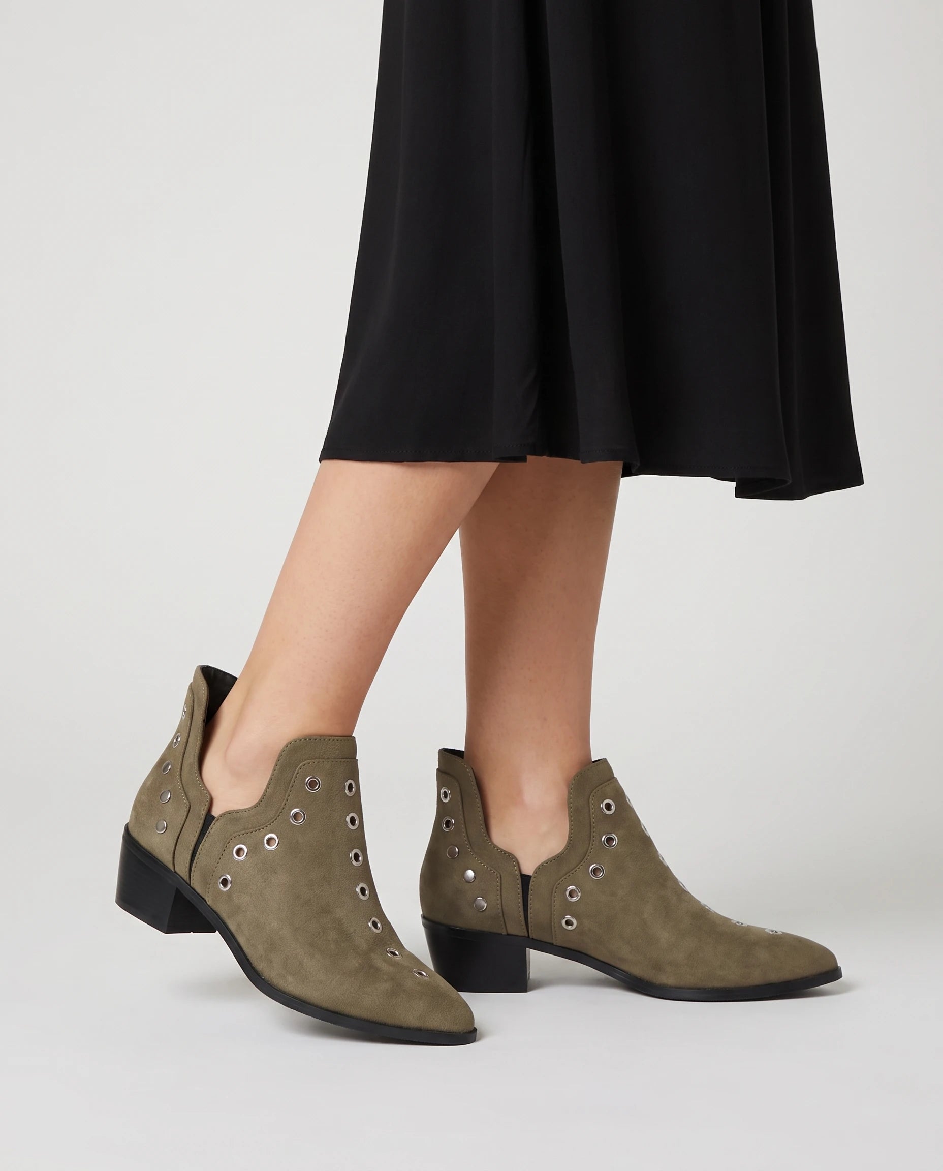 Bottines western à œillets cloutés Azélie — Kaki, portées en plan rapproché