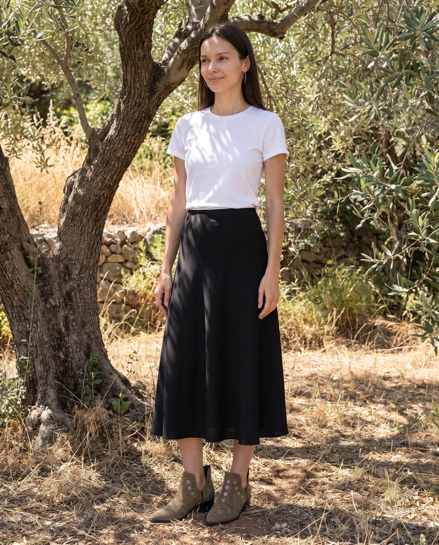Bottines western à œillets cloutés Azélie — Kaki, portées en extérieur