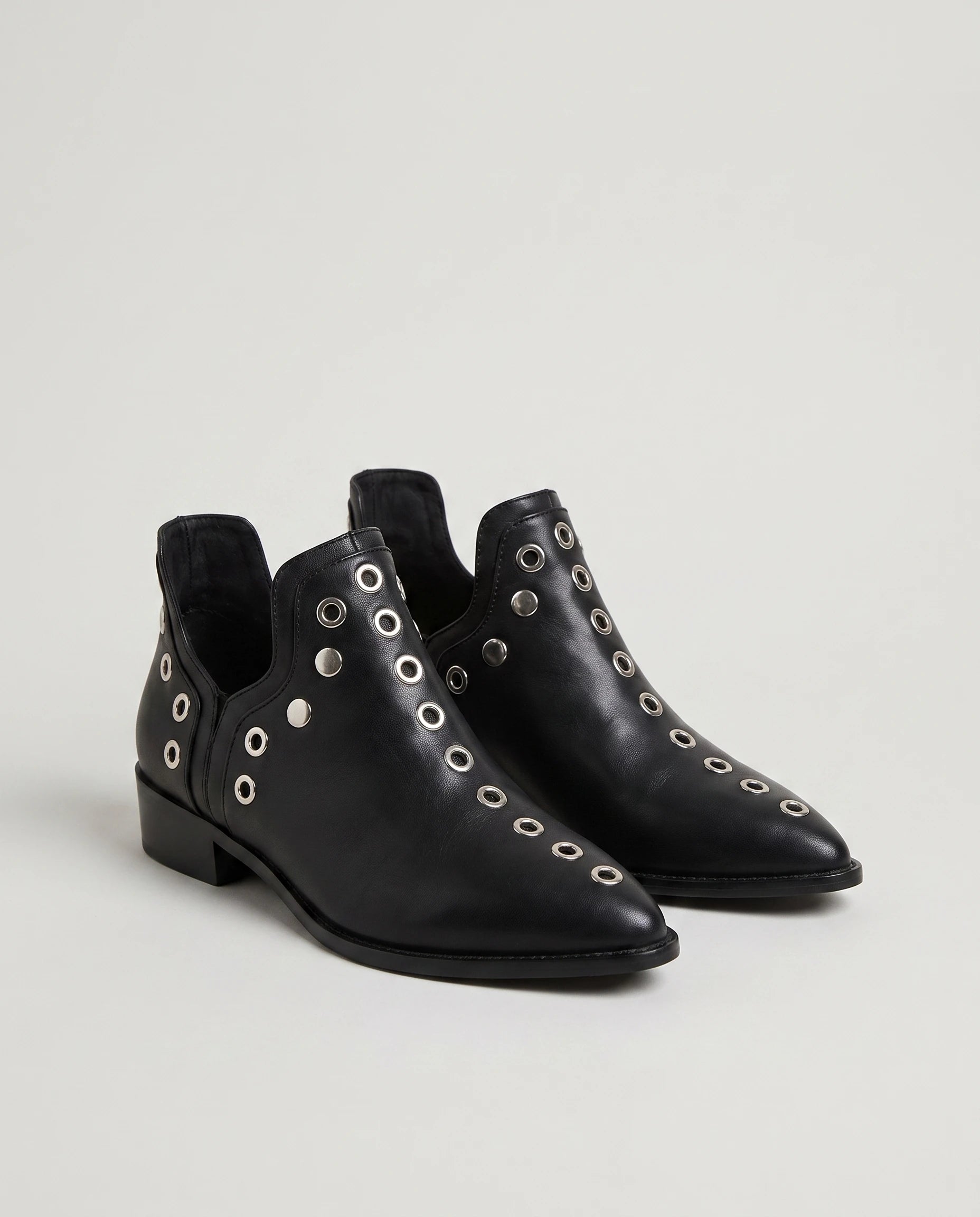 Bottines western à œillets cloutés Azélie — Noir, paire en packshot studio