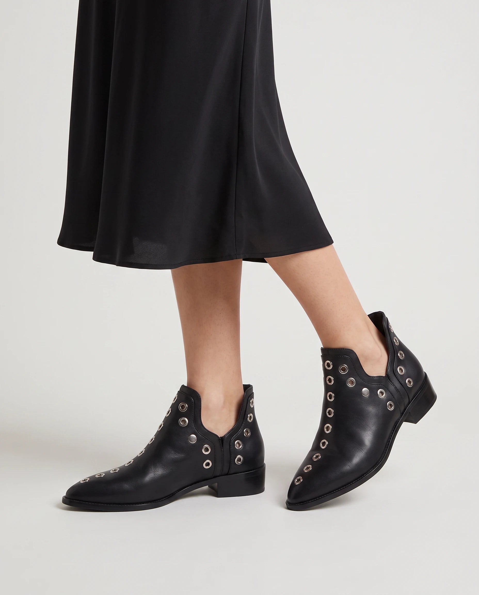 Bottines western à œillets cloutés Azélie — Noir, portées en plan rapproché
