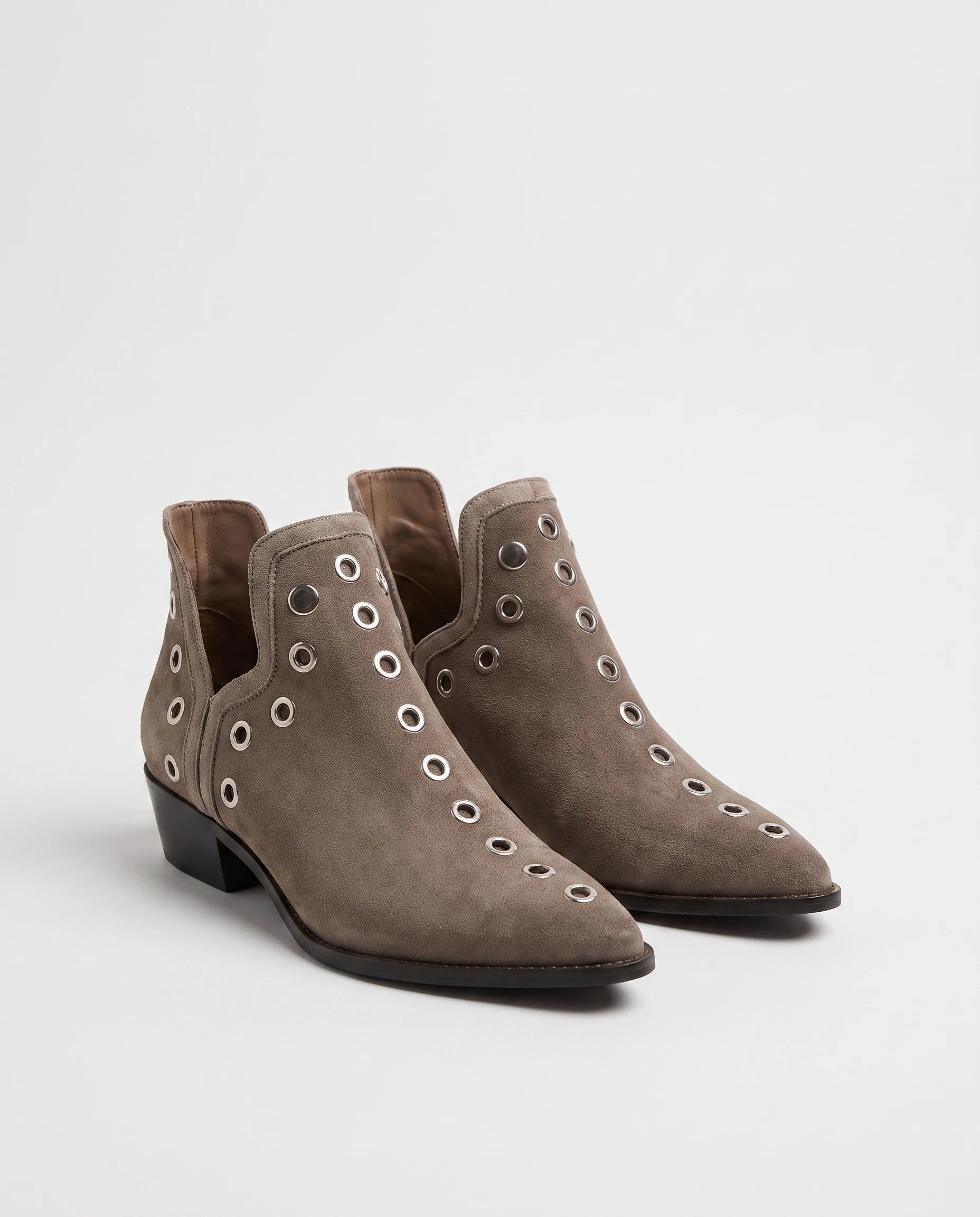 Bottines western à œillets cloutés Azélie — Taupe, paire en packshot studio