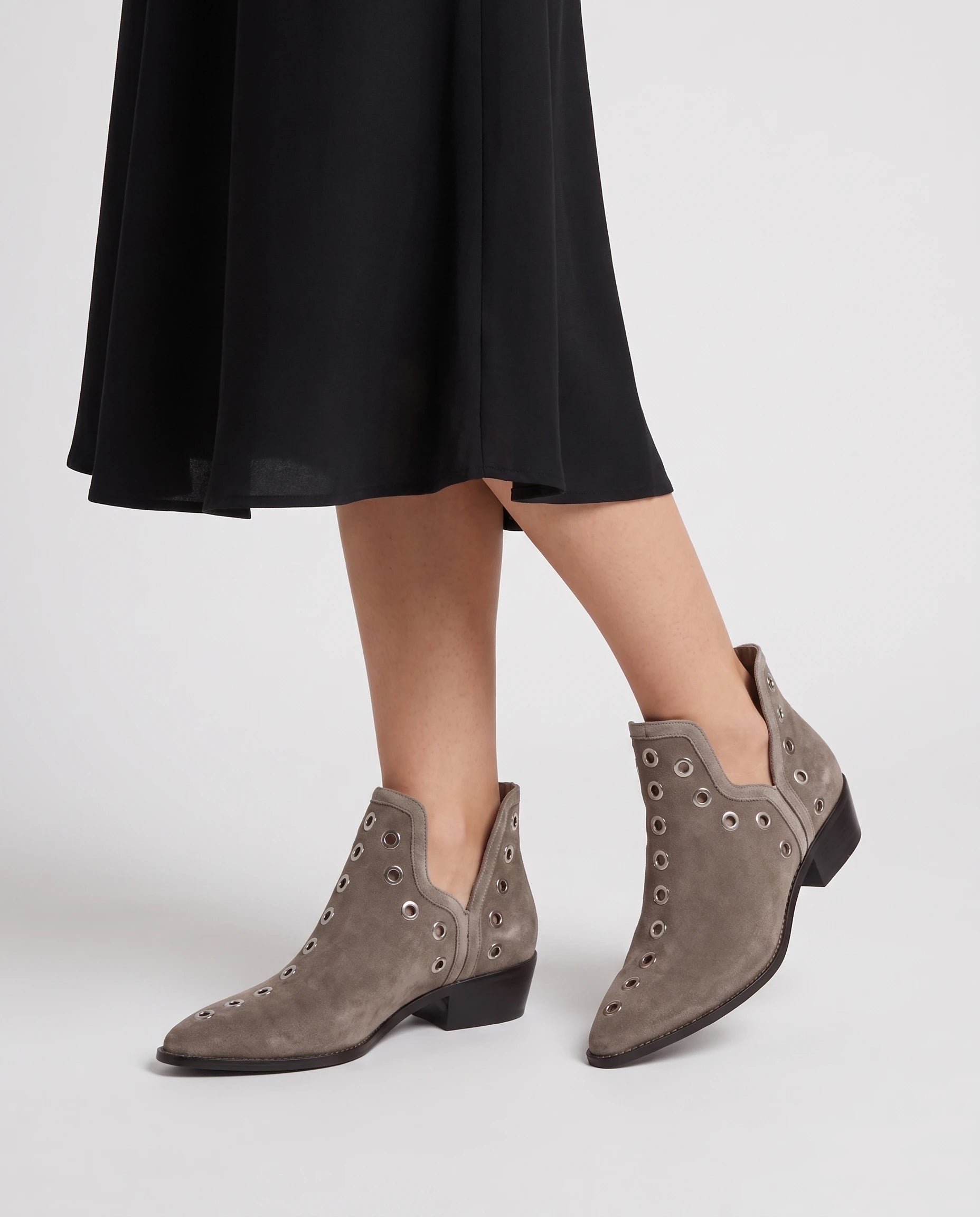 Bottines western à œillets cloutés Azélie — Taupe, portées en plan rapproché