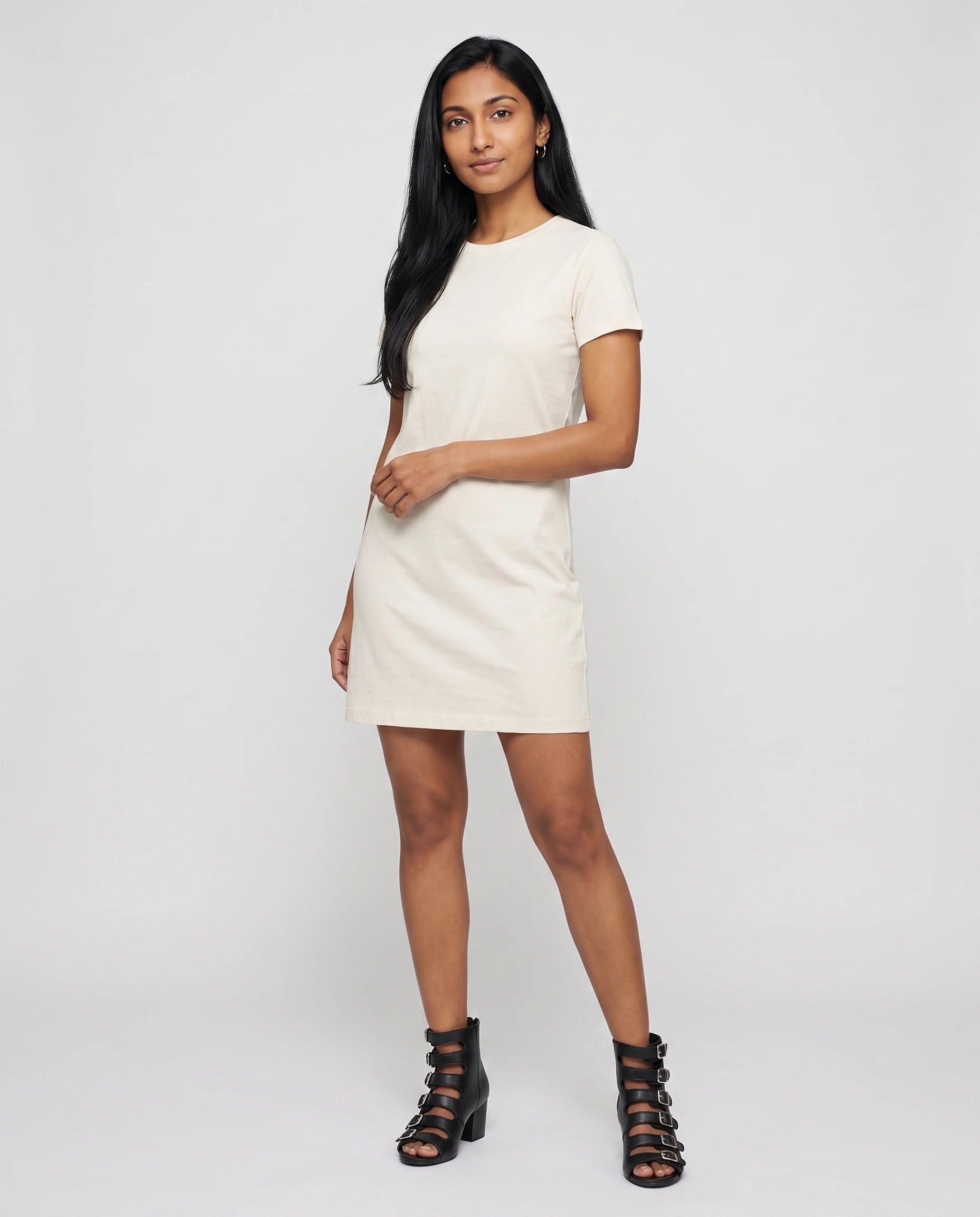 Bottines ouvertes à brides et boucles en simili Ysoline Noir — portées en pied