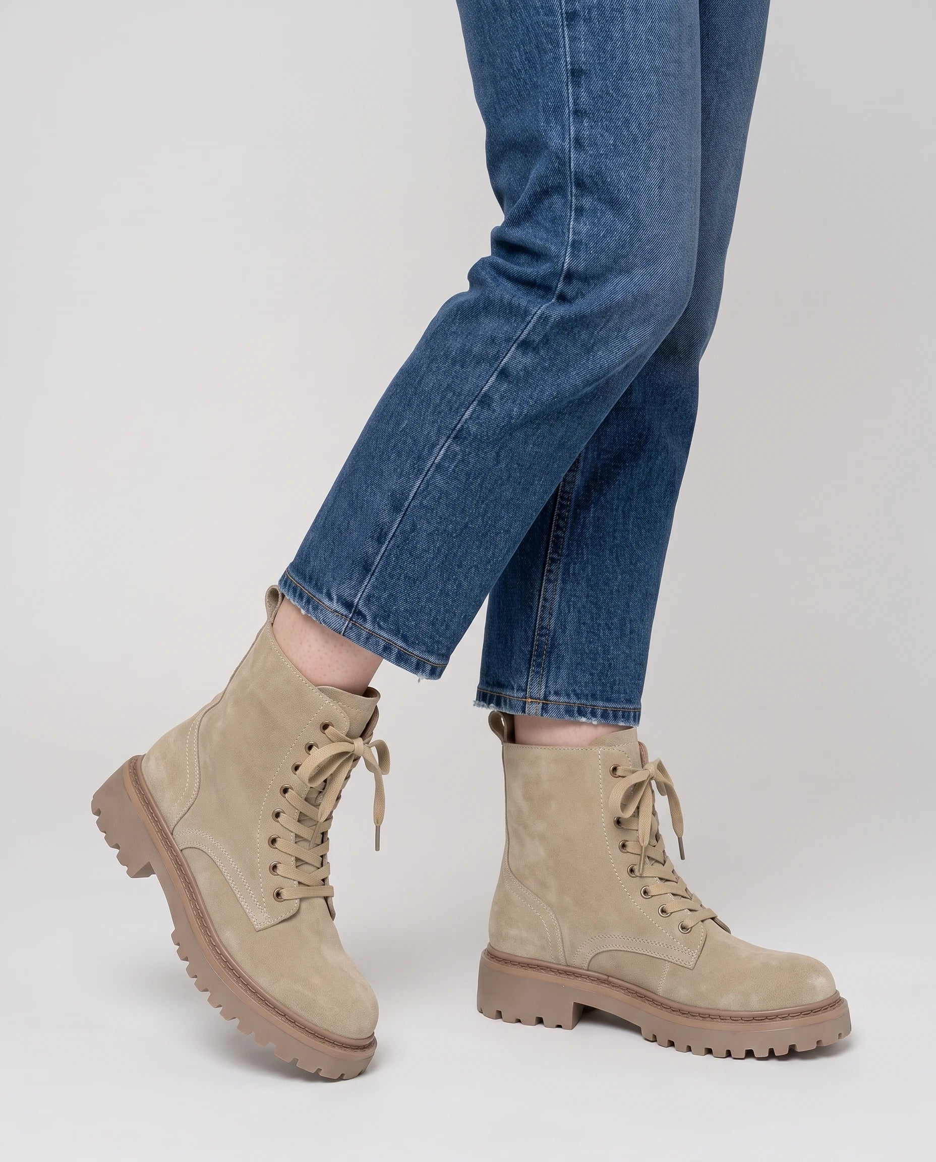 Bottines rangers en suédine à plateforme Fanchon — Beige, portées en plan rapproché avec un jean droit