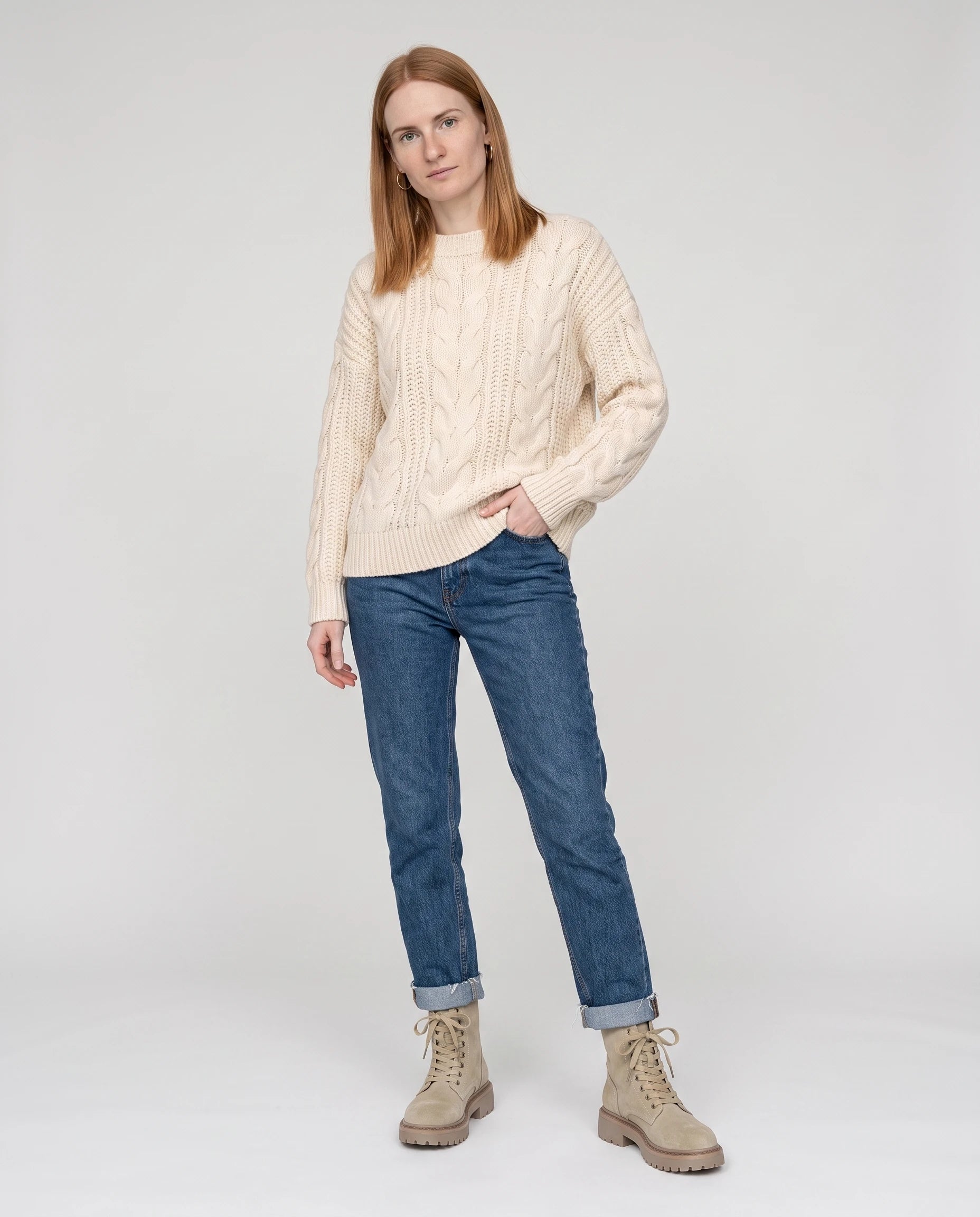Bottines rangers en suédine à plateforme Fanchon — Beige, portées en plein pied studio