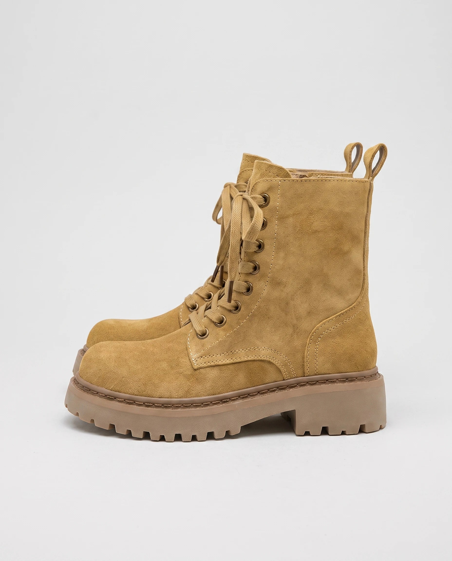 Bottines rangers en suédine à plateforme Fanchon — Camel, paire vue de profil studio