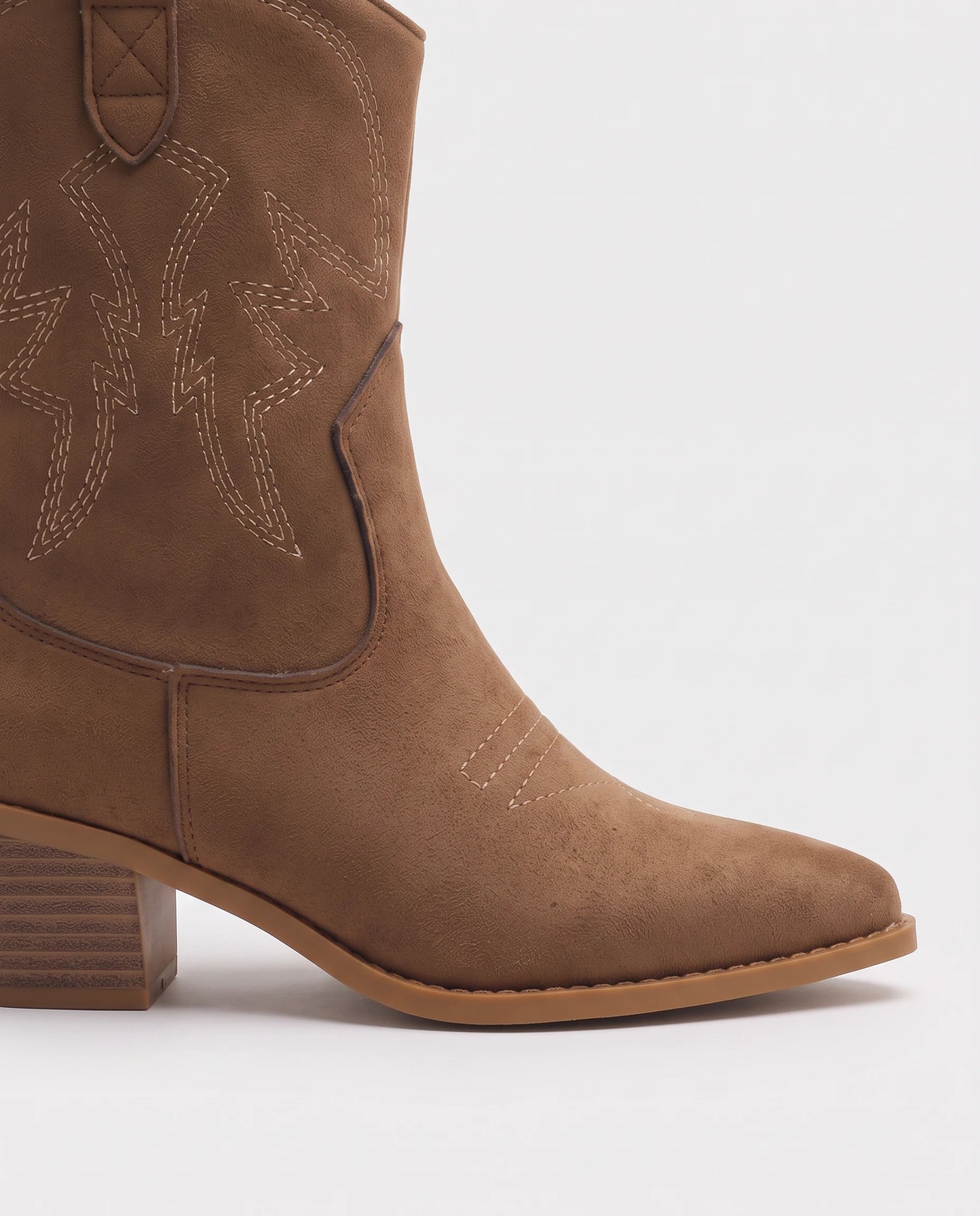 Bottines santiags basses en suédine Yvonne — Chocolat, détail de la broderie de la tige et du talon bloc empilé