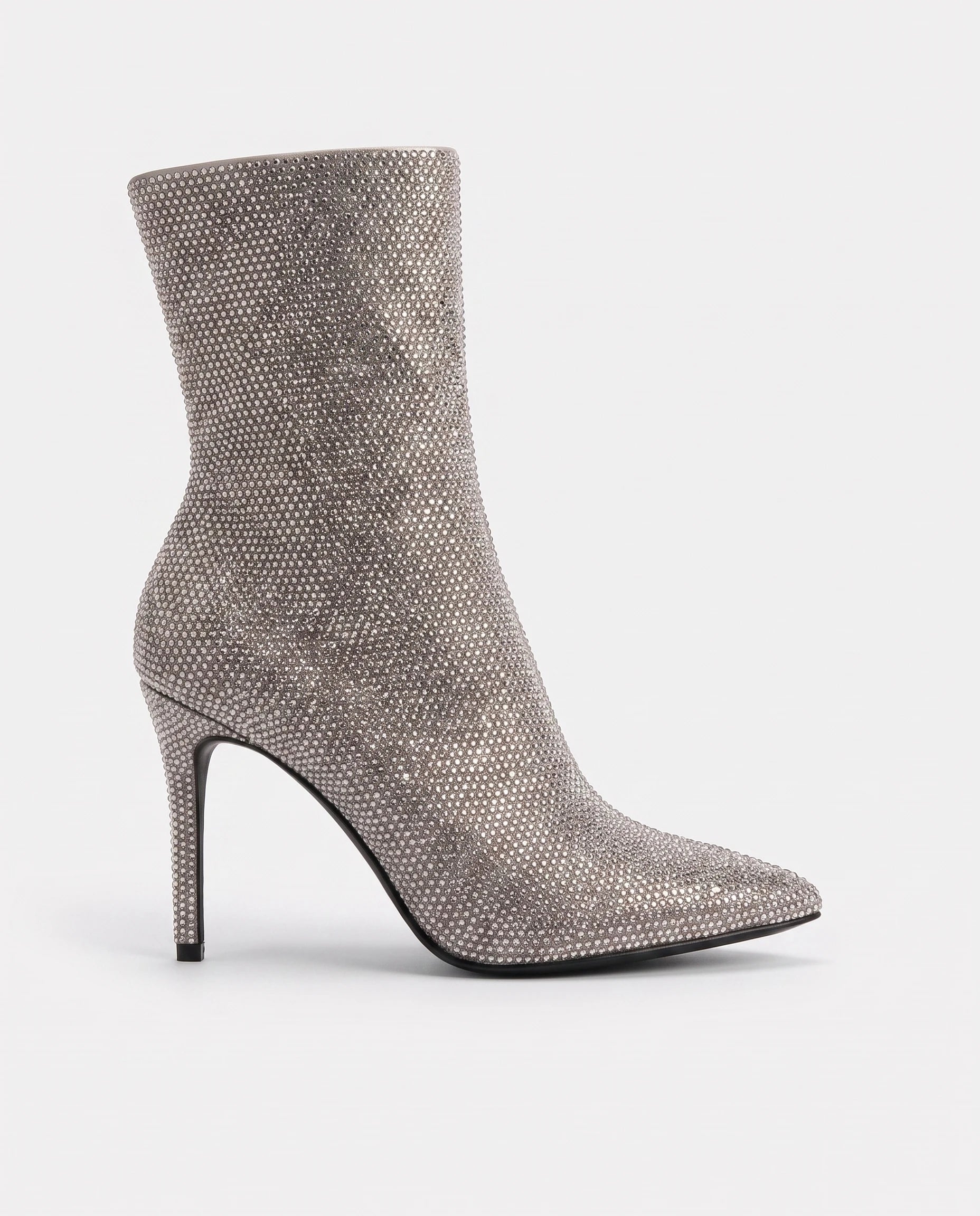 Bottines à strass à talon aiguille Perrette — Argent, détail du talon aiguille et du bout pointu