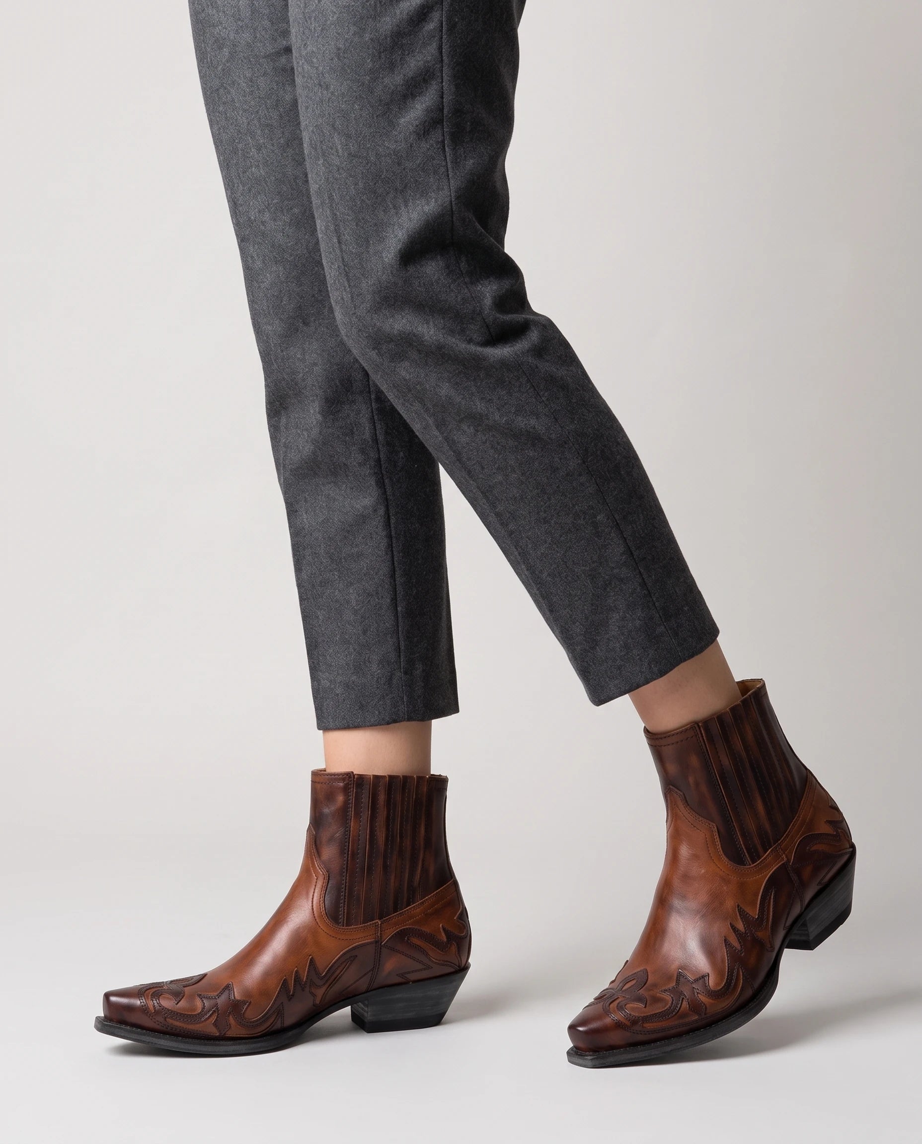 Bottines western à bout pointu en simili Mathurine Brun Cacao — portées, plan rapproché