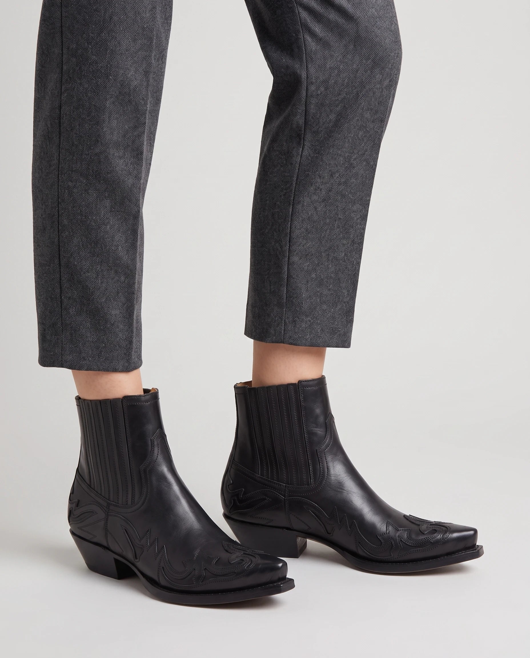 Bottines western à bout pointu en simili Mathurine Noir — portées, plan rapproché