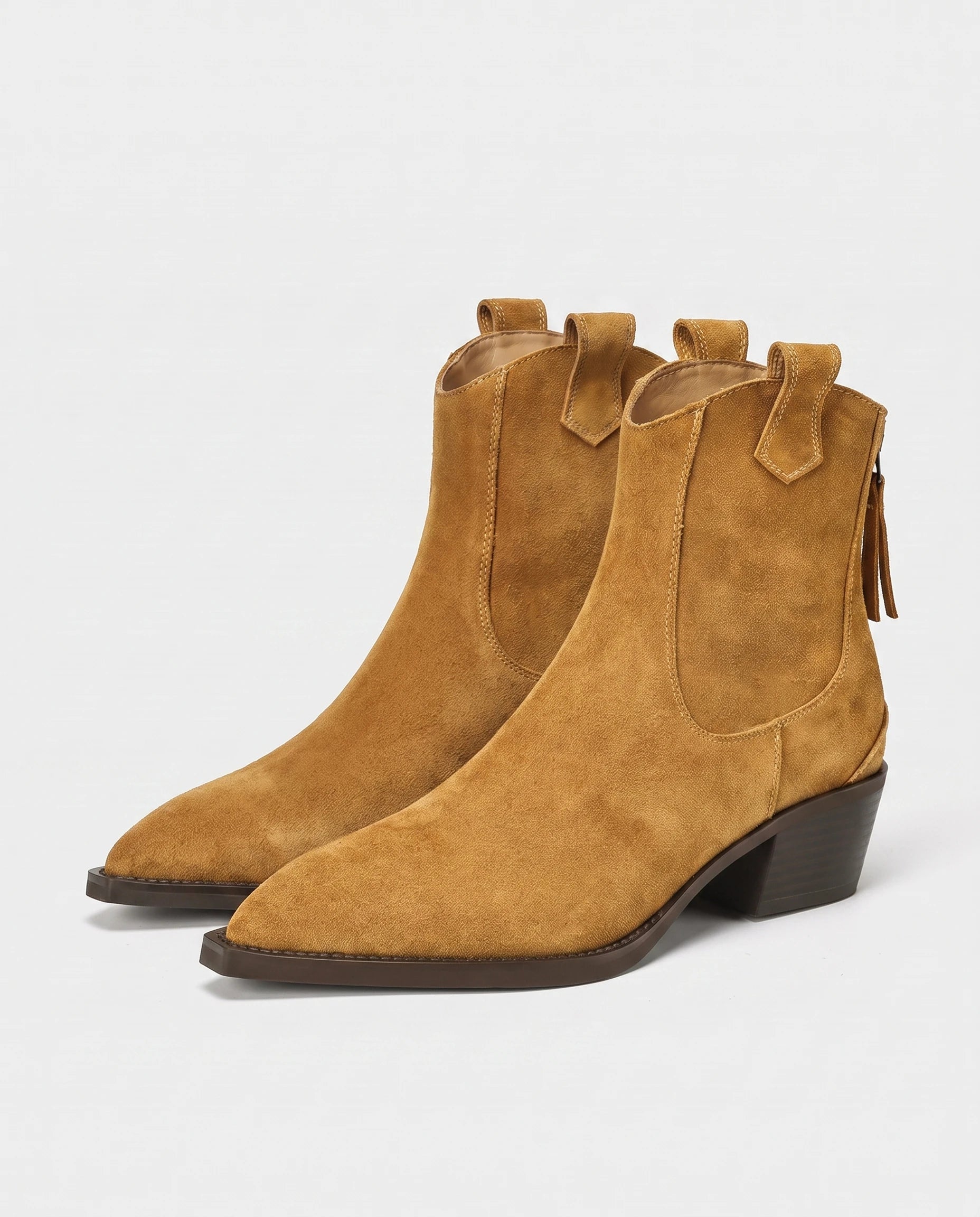 Bottines western en suédine Quiterie — Camel, paire en packshot studio