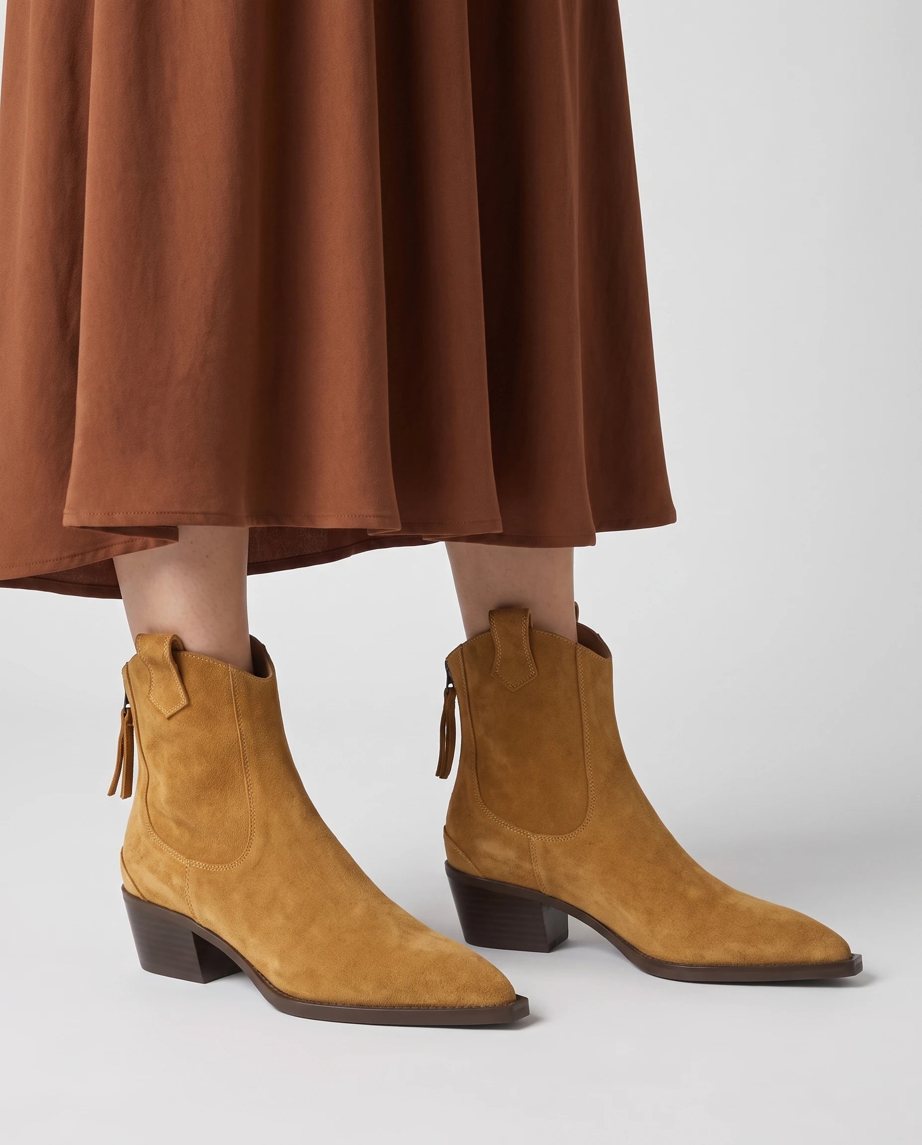 Bottines western en suédine Quiterie — Camel, portées en plan rapproché