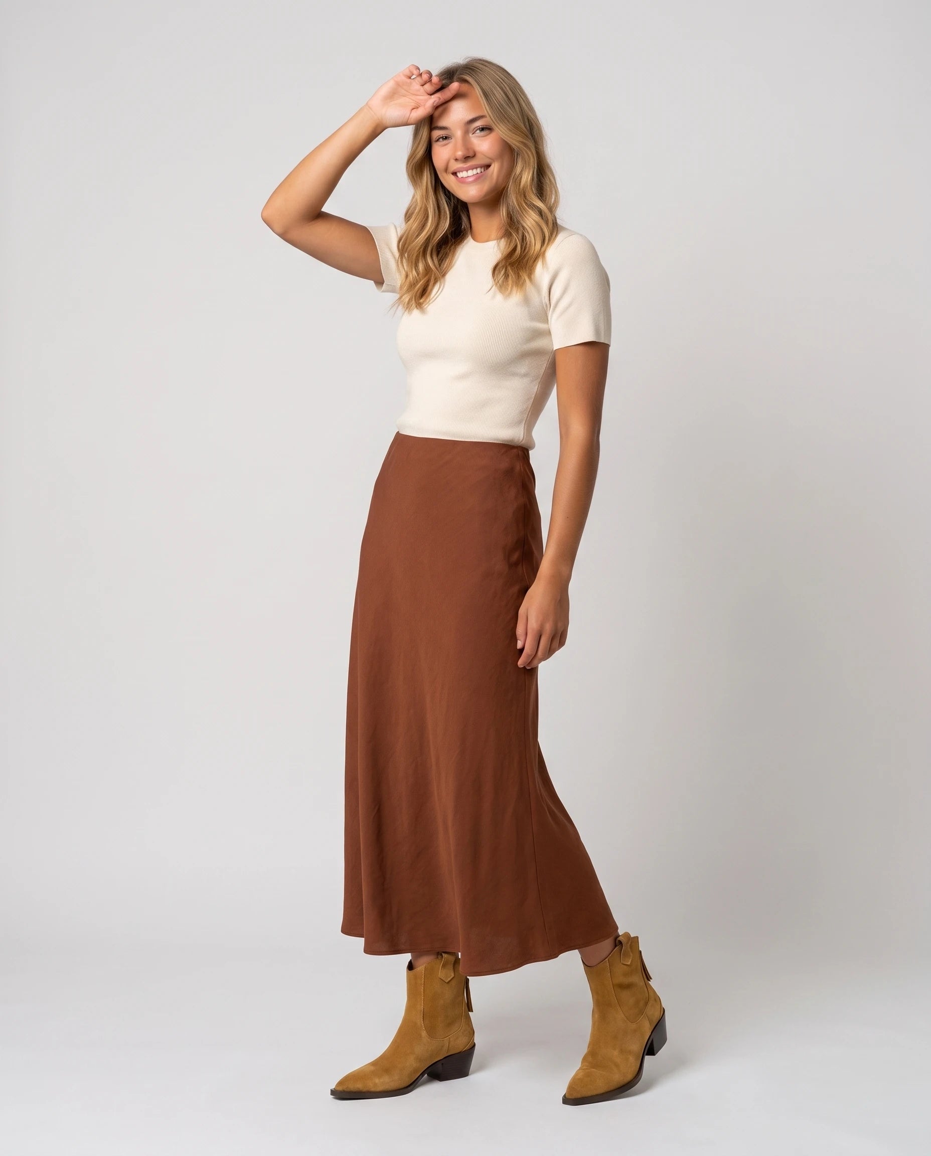 Bottines western en suédine Quiterie — Camel, portées en plein pied studio