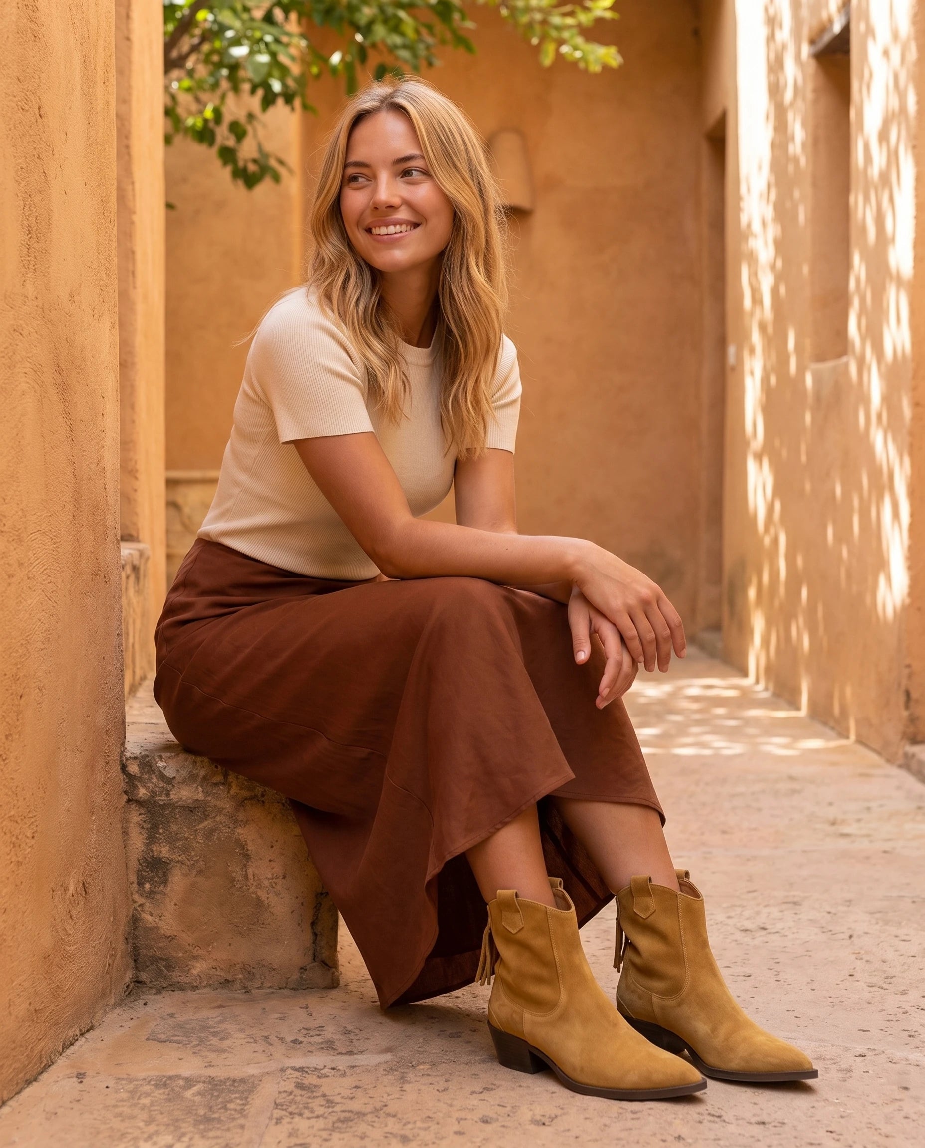 Bottines western en suédine Quiterie — Camel, portées en extérieur