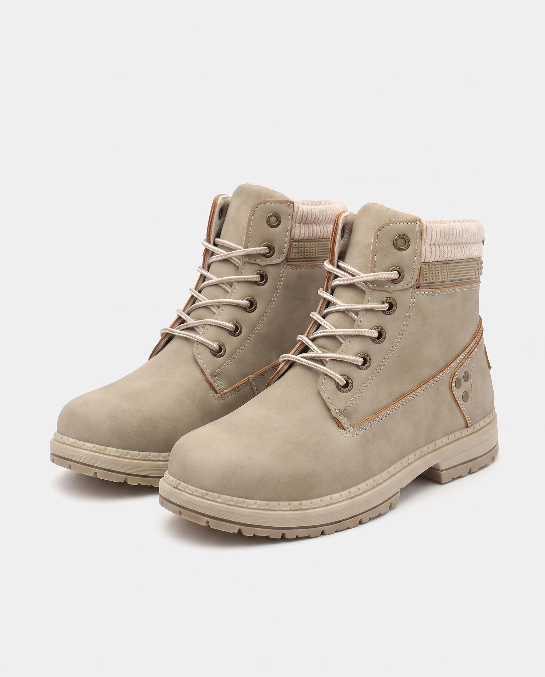 Bottines worker plates à lacets effet cuir Lisette — Beige, paire vue de trois quarts avant studio