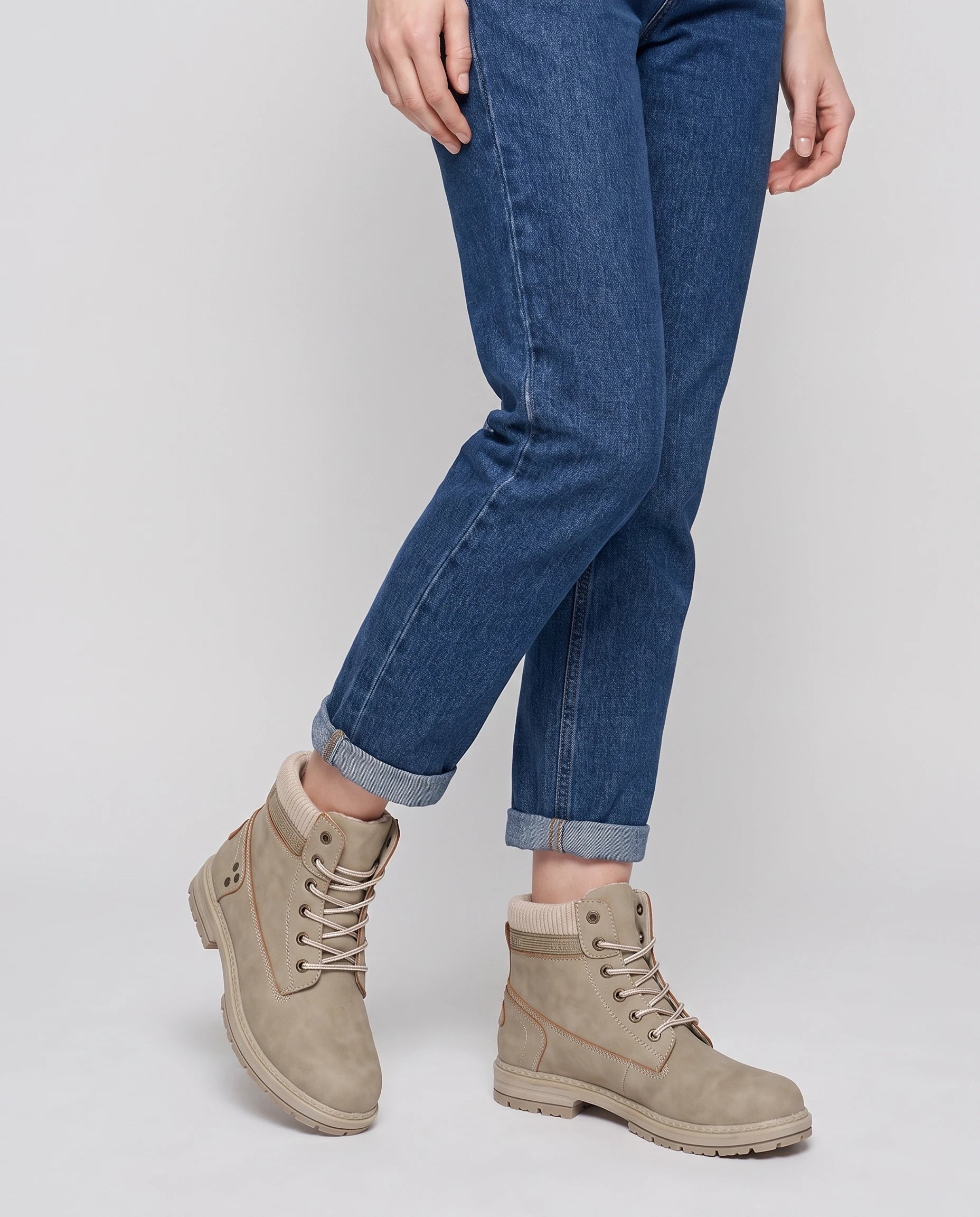 Bottines worker plates à lacets effet cuir Lisette — Beige, portées en plan rapproché avec un jean droit