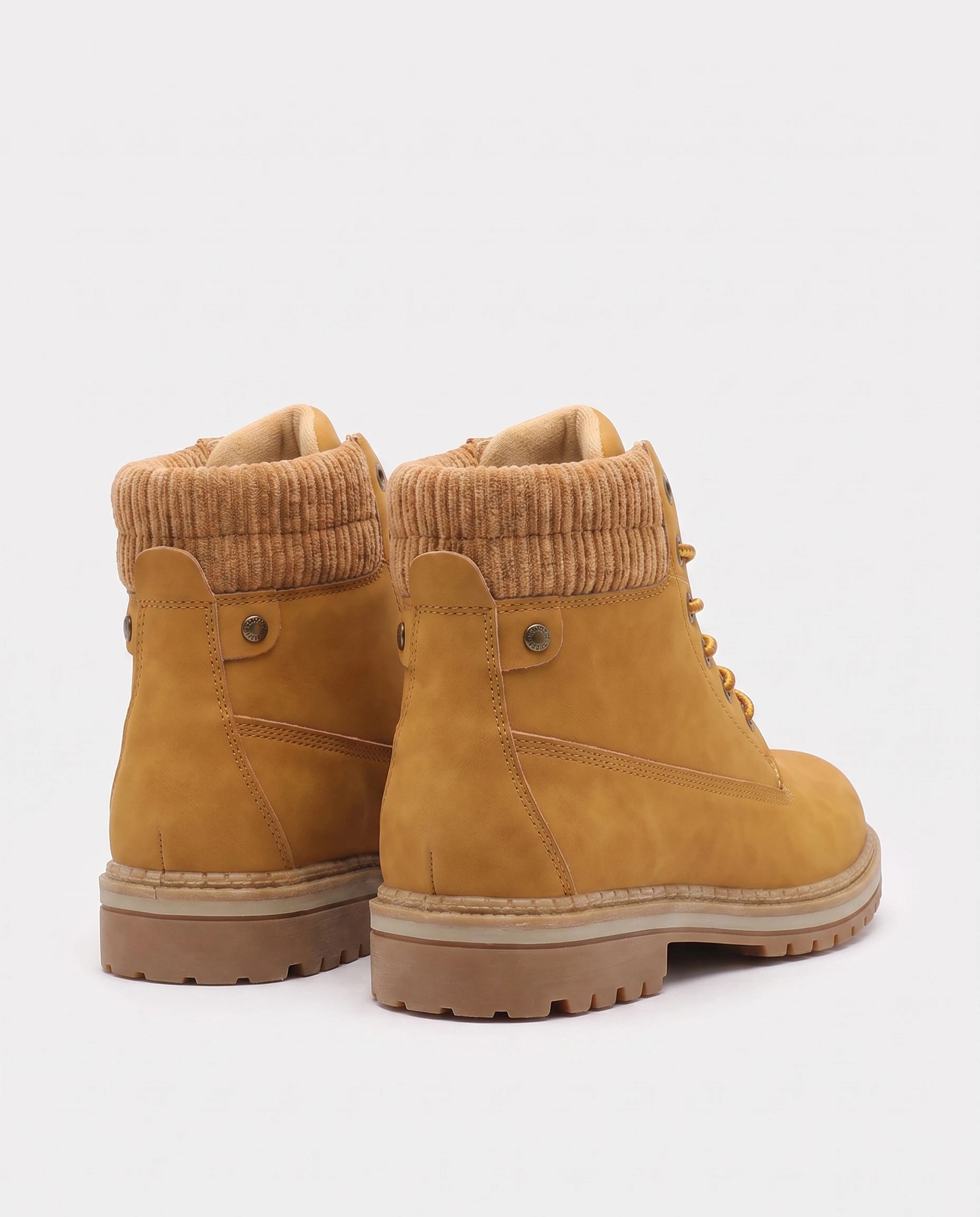 Bottines worker plates à lacets effet cuir Lisette — Camel, paire vue de trois quarts arrière, col en maille côtelée
