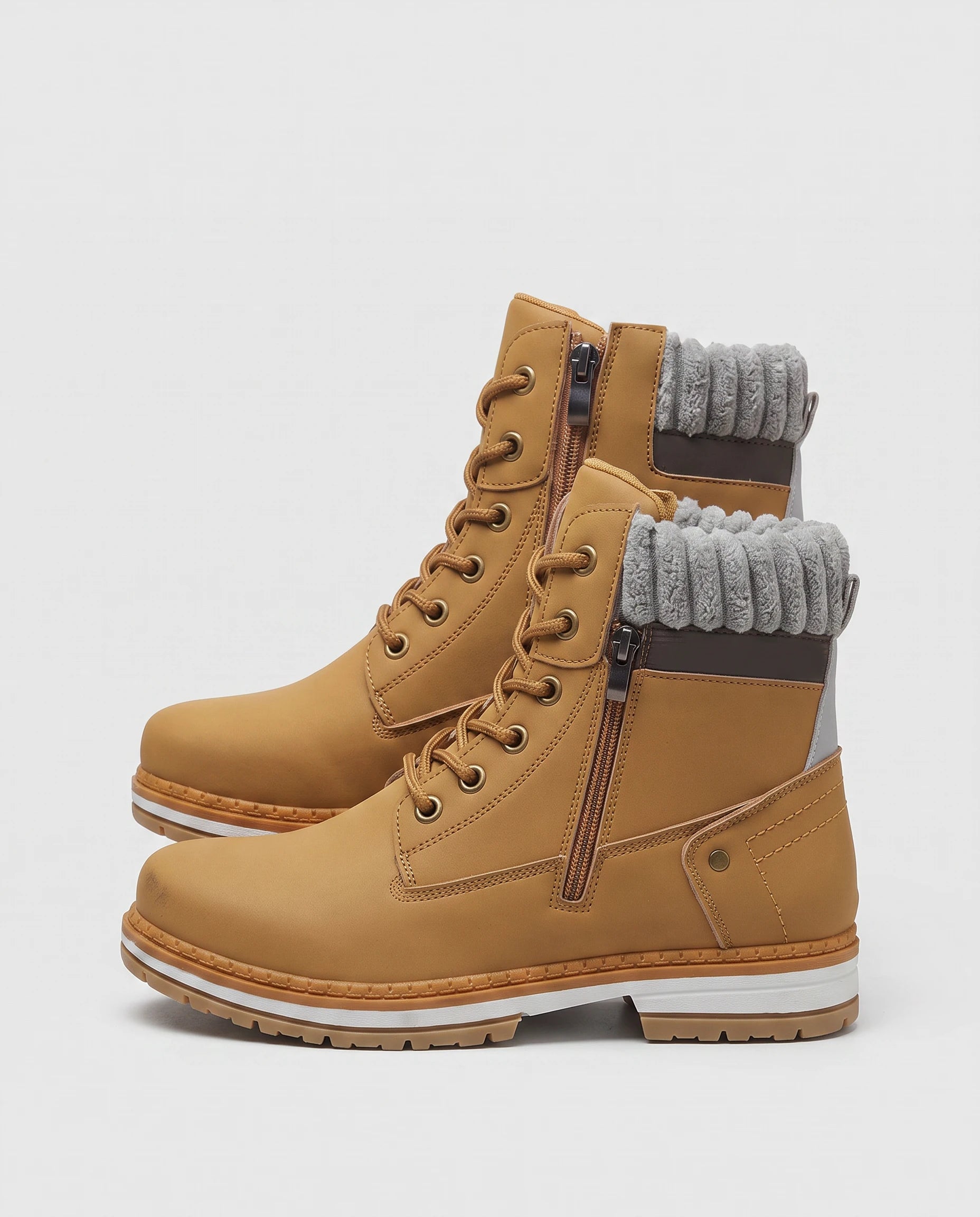 Bottines worker fourrées à col en peluche Frédérique — Camel, paire vue de profil studio, zip latéral visible
