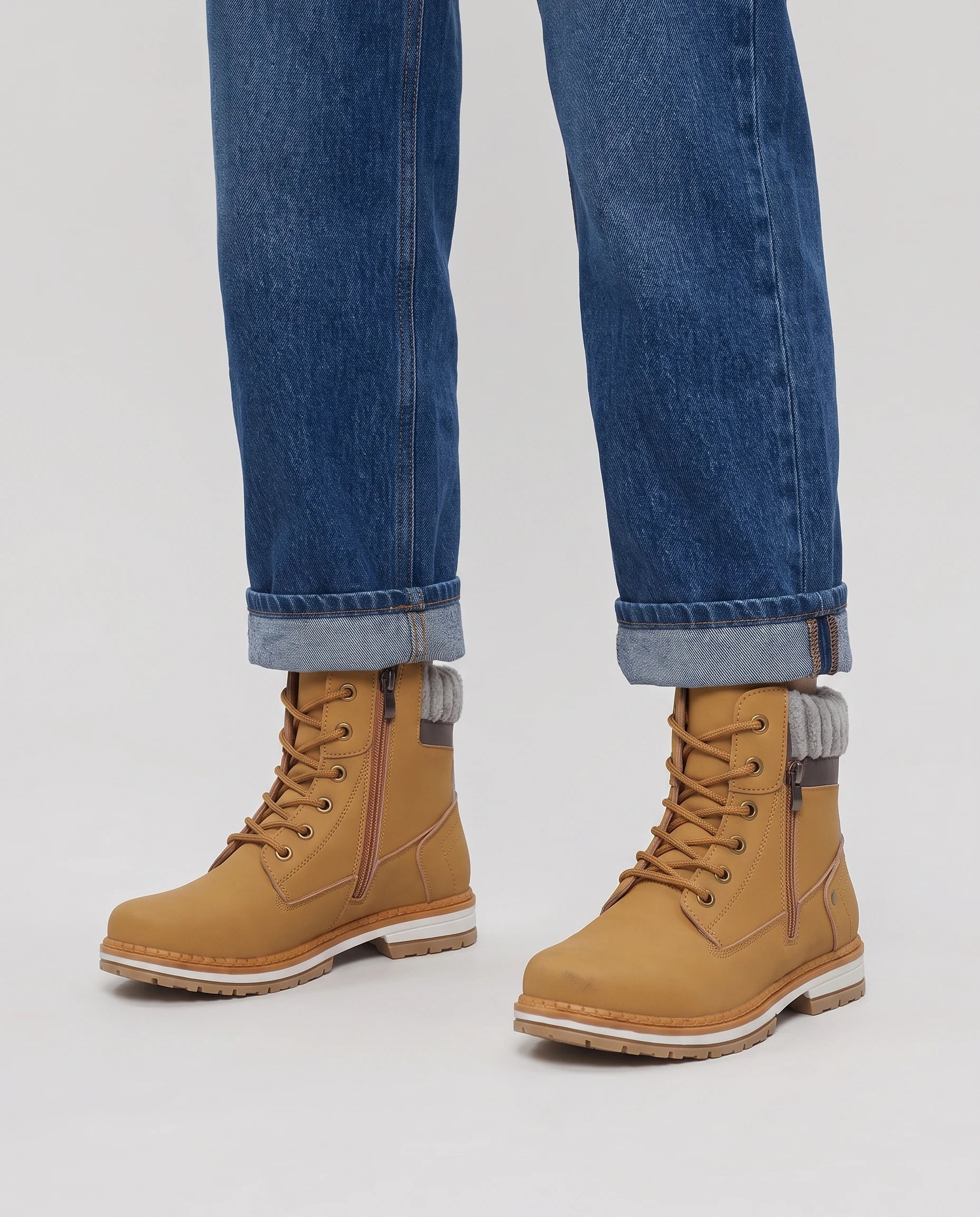 Bottines worker fourrées à col en peluche Frédérique — Camel, portées en plan rapproché, pieds à plat