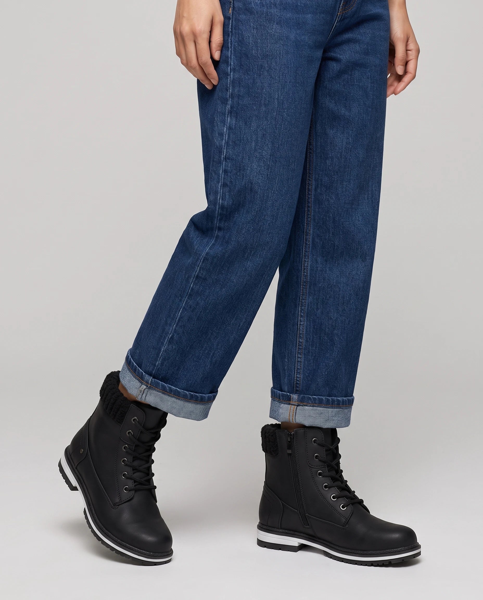 Bottines worker fourrées à col en peluche Frédérique — Noir, portées en plan rapproché avec un jean large