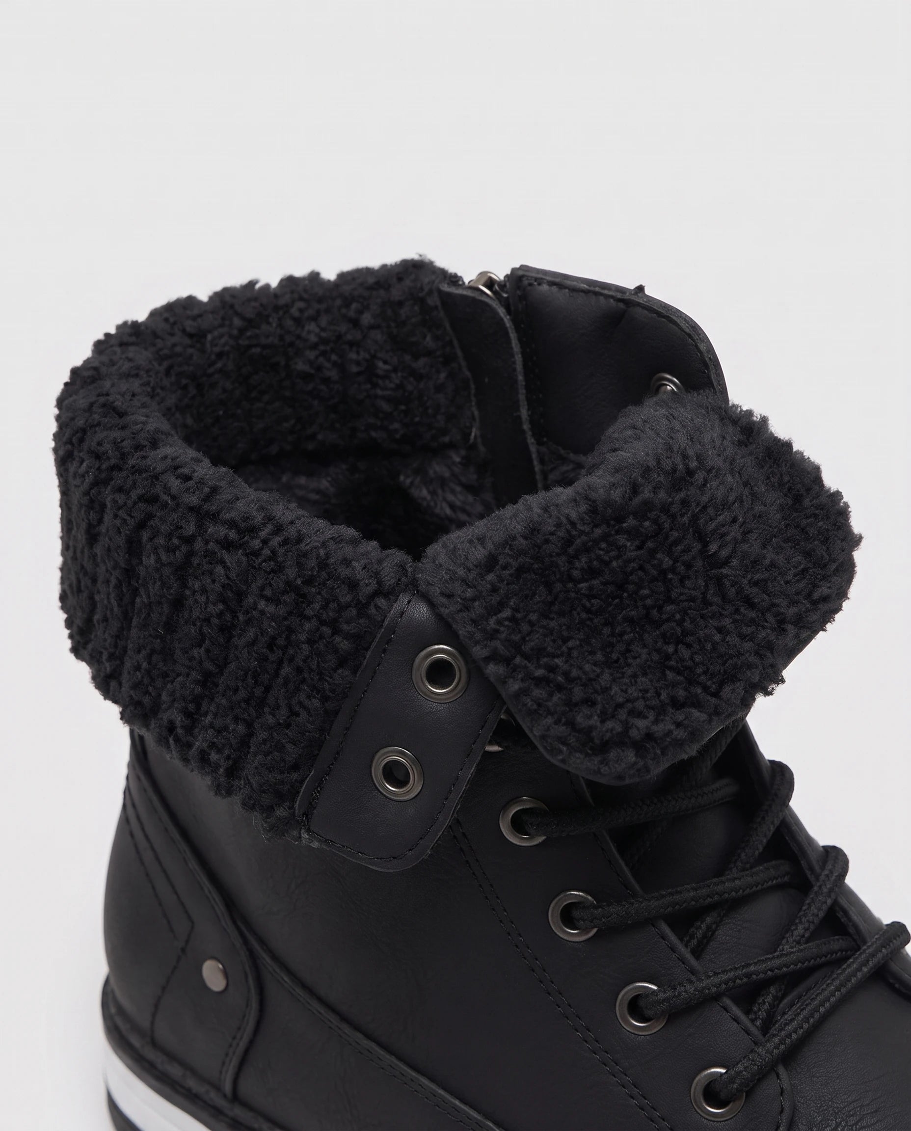 Bottines worker fourrées à col en peluche Frédérique — Noir, détail du col en peluche replié et du zip latéral
