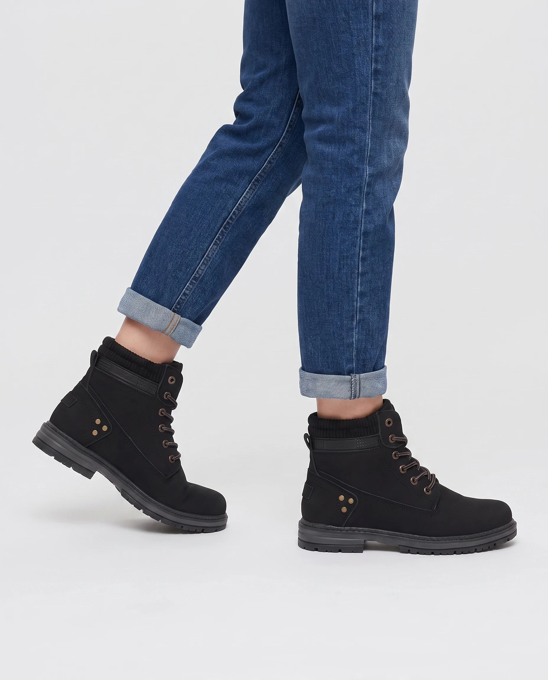 Bottines worker plates à lacets effet cuir Lisette — Noir, portées en plan rapproché en marche