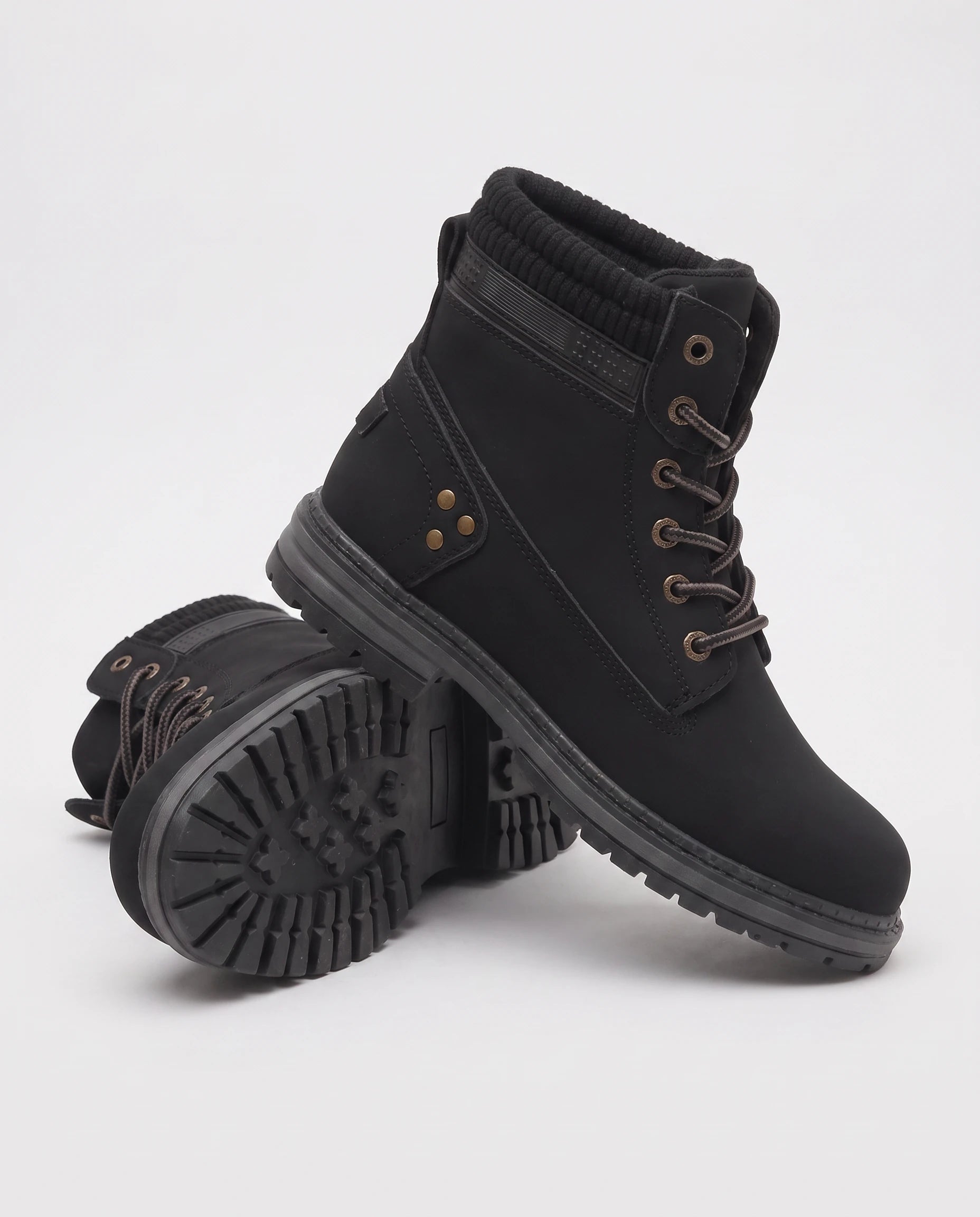 Bottines worker plates à lacets effet cuir Lisette — Noir, détail de la semelle plate crantée en caoutchouc