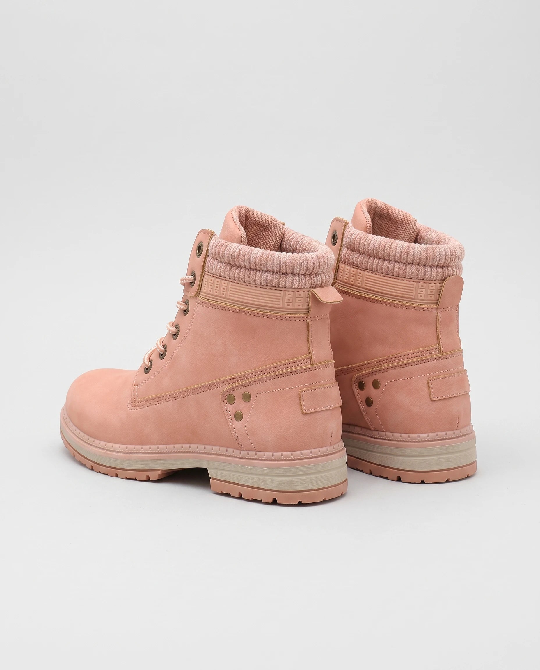 Bottines worker plates à lacets effet cuir Lisette — Rose Poudré, paire vue de trois quarts arrière studio