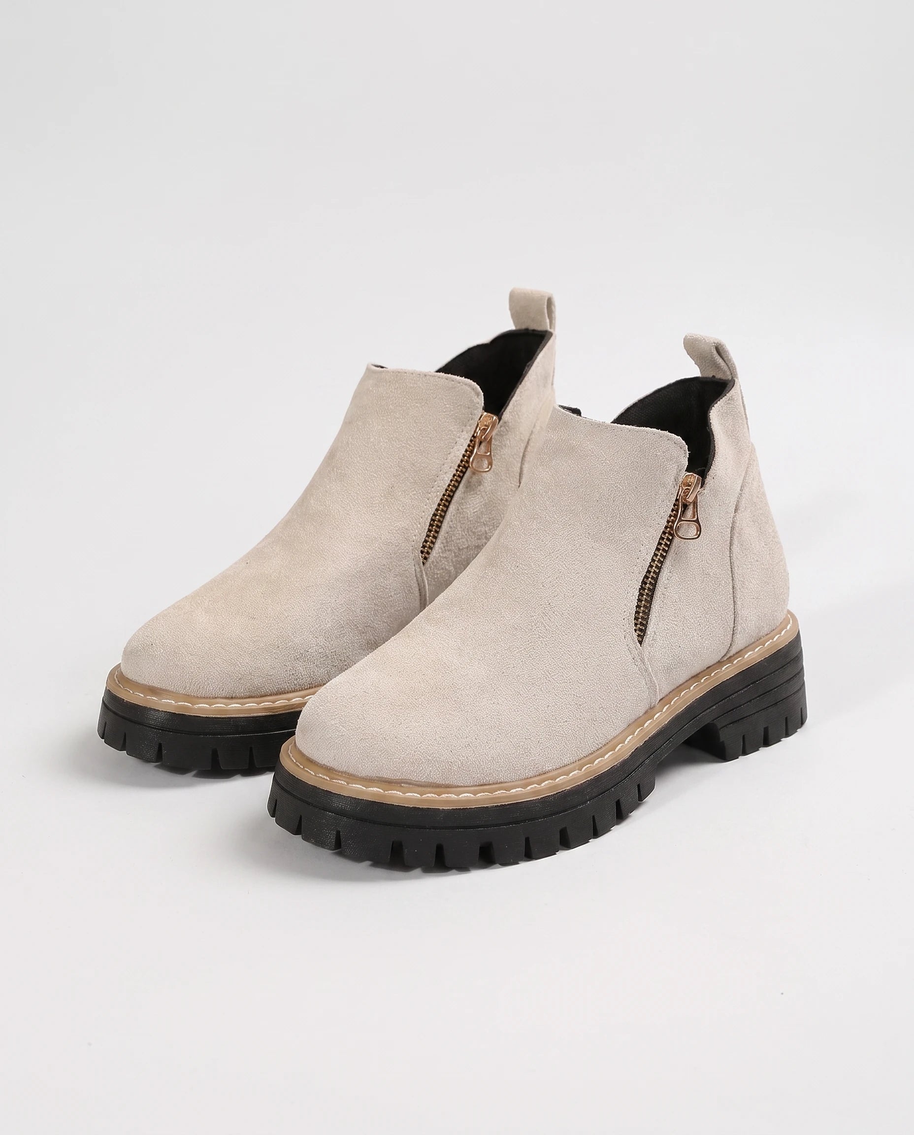 Bottines à zip latéral en suédine Félicité — Beige, paire vue de trois quarts en studio