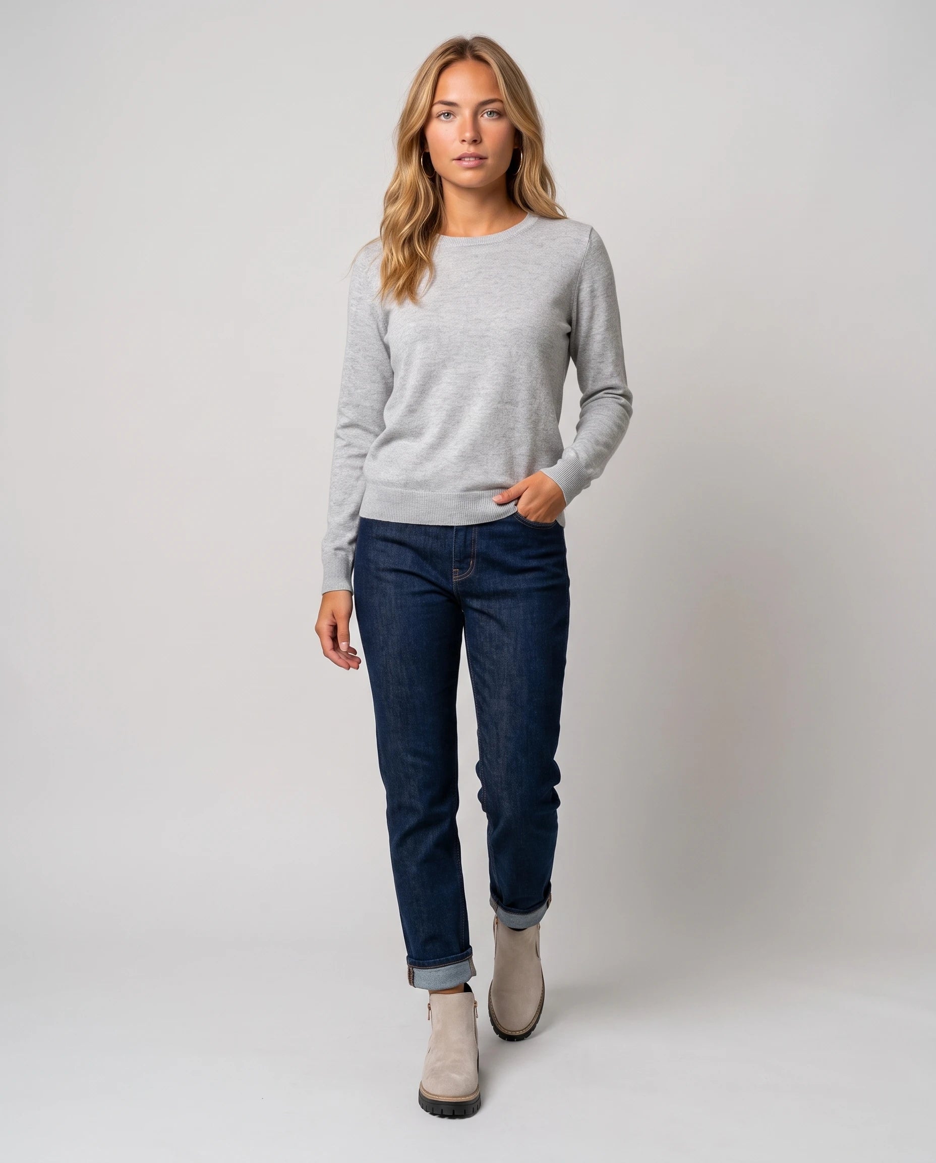 Bottines à zip latéral en suédine Félicité — Beige, portées en plein pied studio