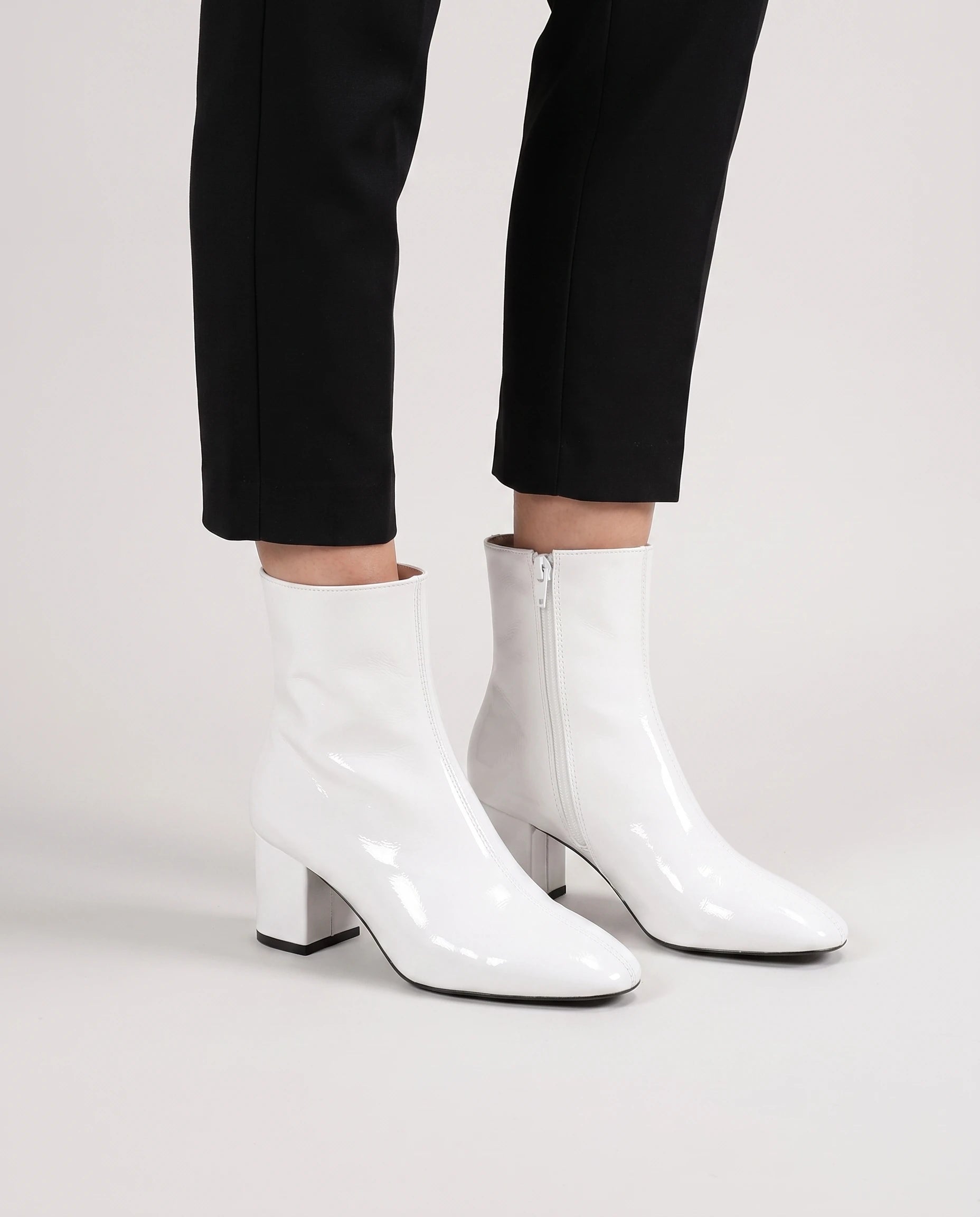 Bottines zippées en simili brillant Reine — Blanc, portées en plan rapproché