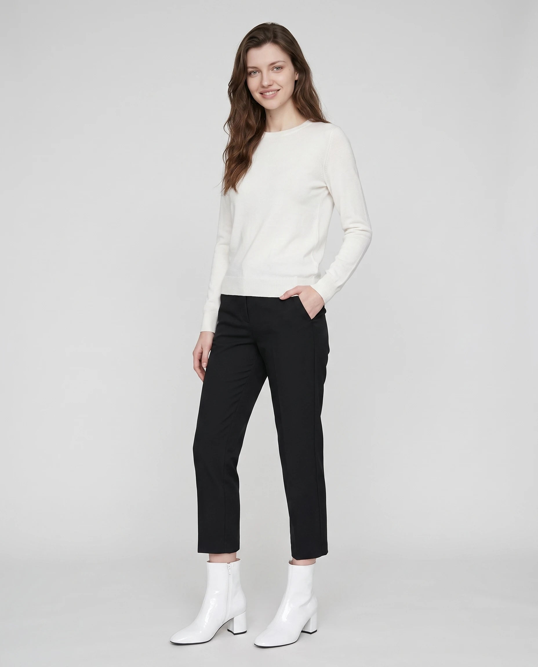 Bottines zippées en simili brillant Reine — Blanc, portées en plein pied studio