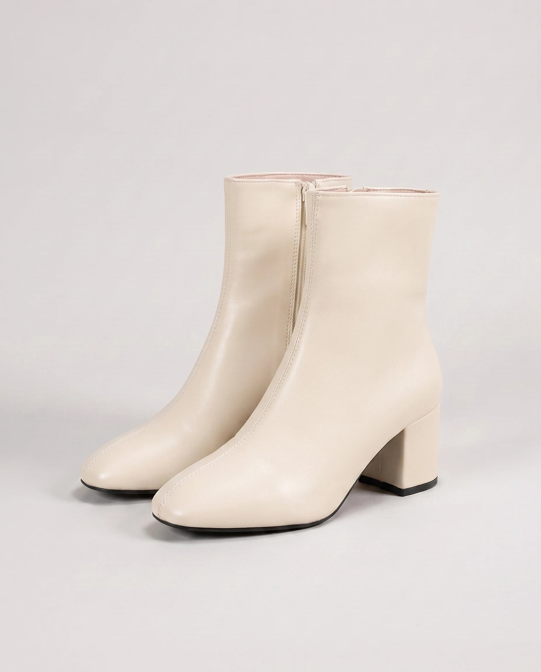 Bottines zippées en simili brillant Reine — Crème, paire en packshot studio