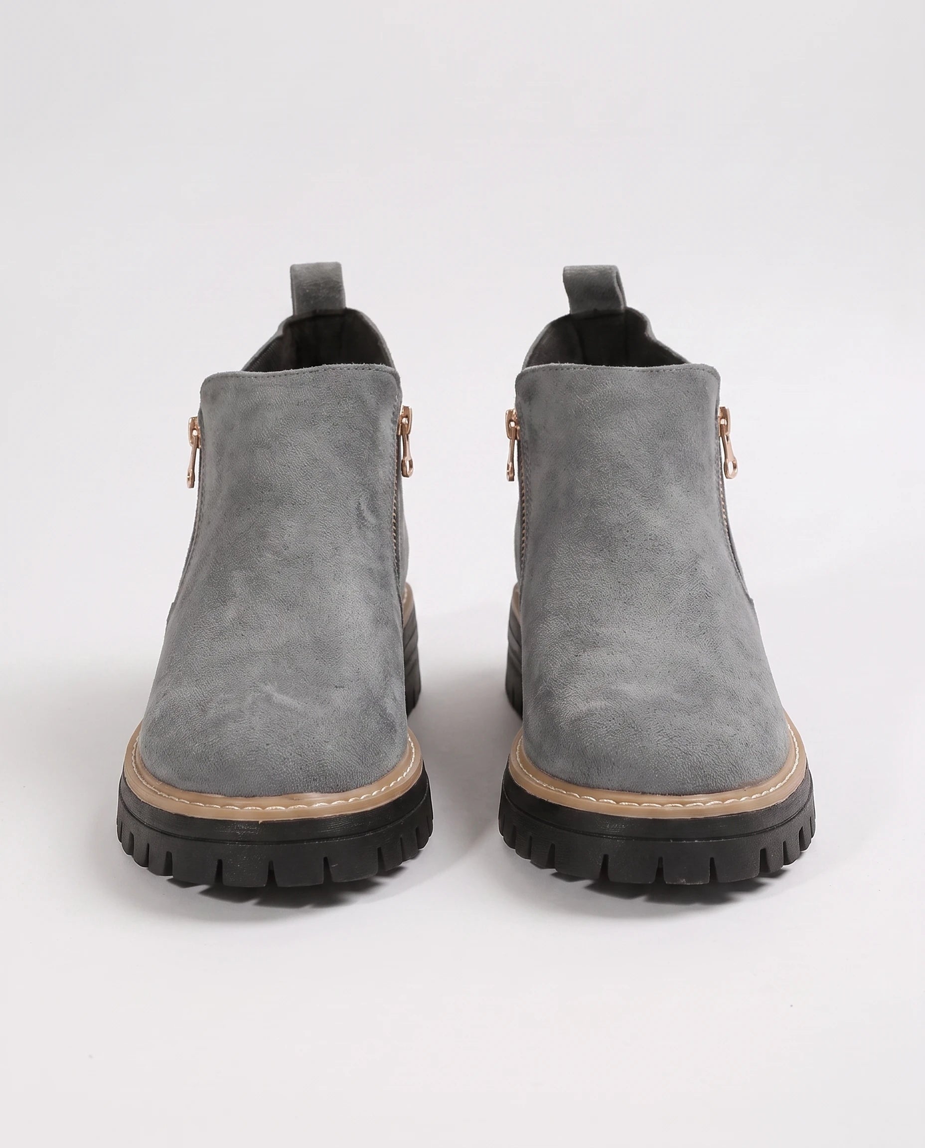 Bottines à zip latéral en suédine Félicité — Gris, paire vue de face en studio
