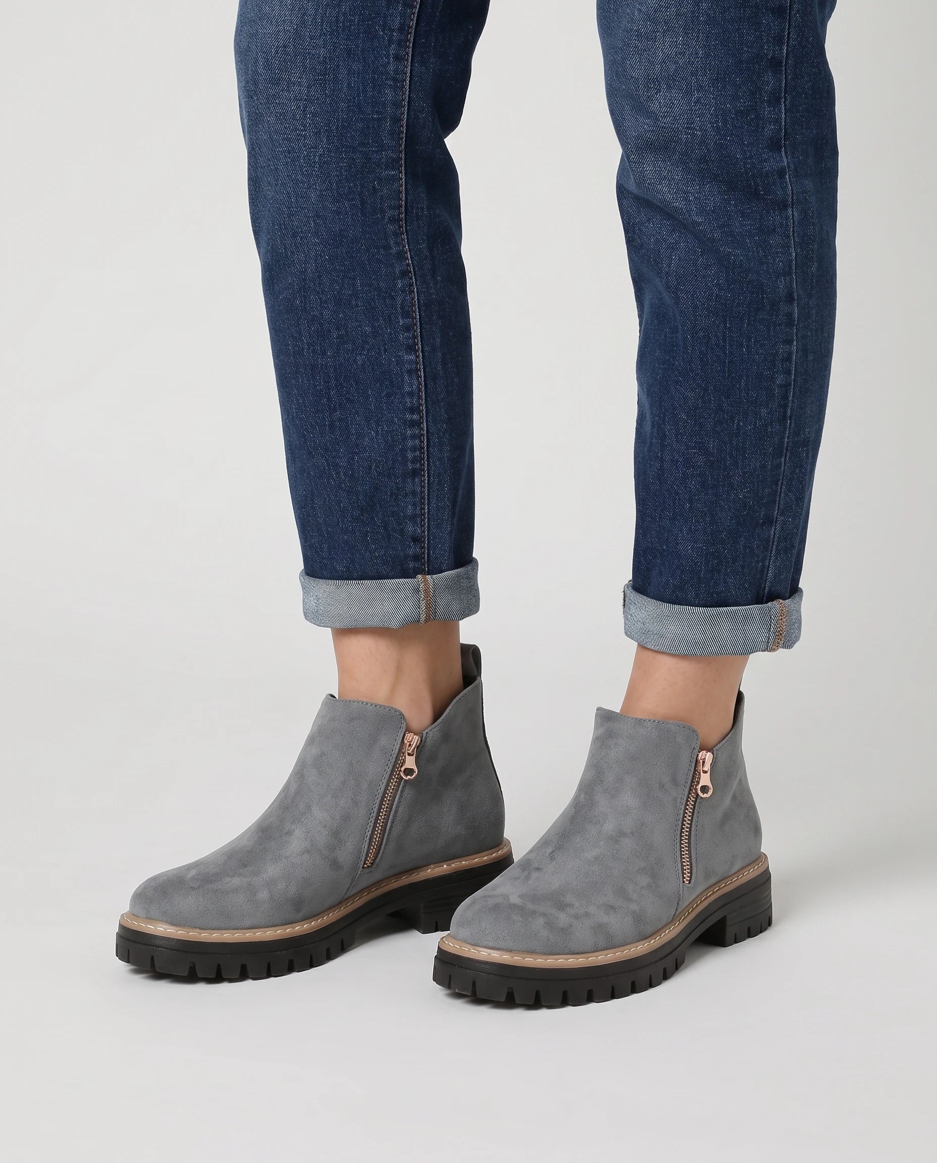 Bottines à zip latéral en suédine Félicité — Gris, portées en plan rapproché avec un jean droit retroussé