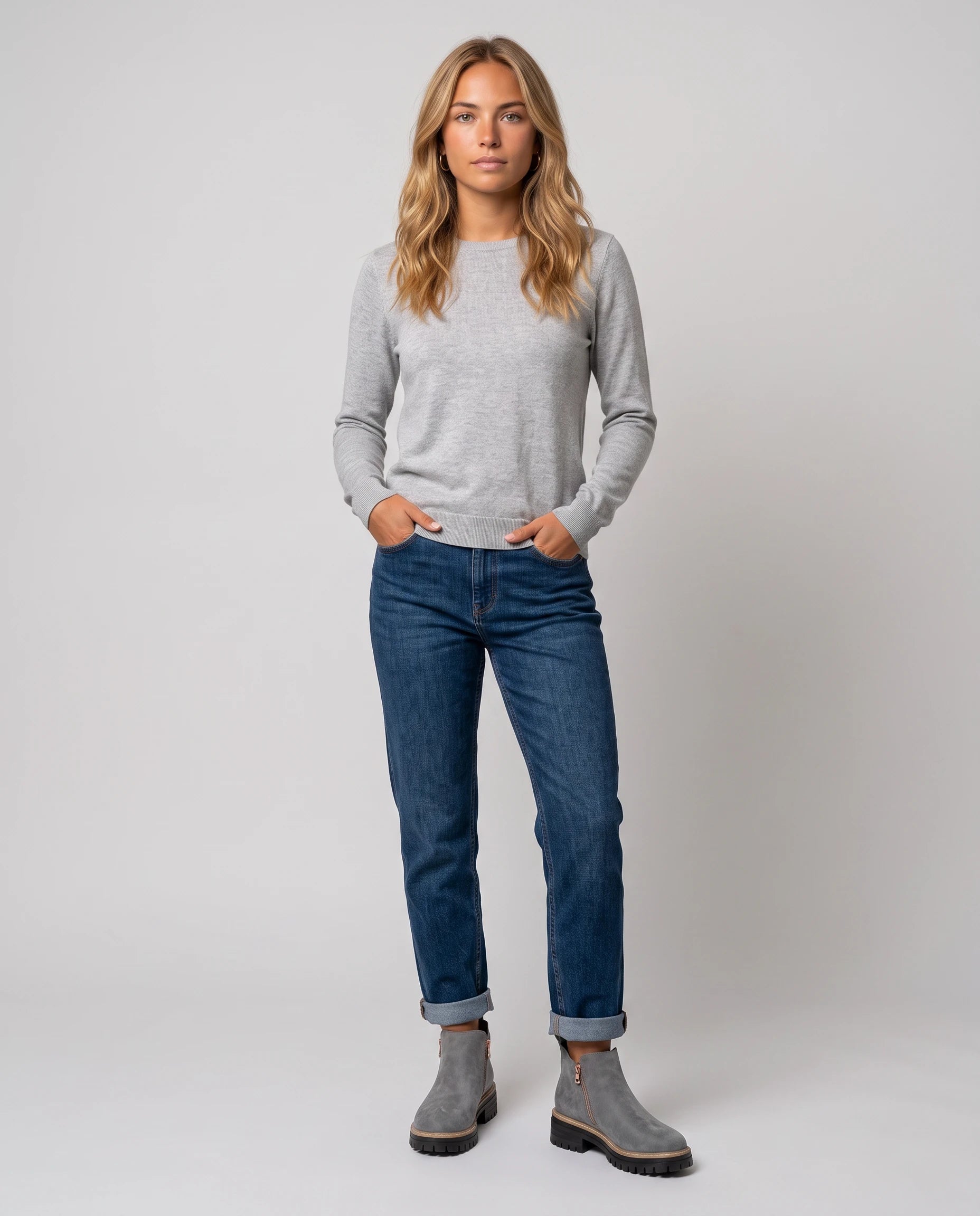 Bottines à zip latéral en suédine Félicité — Gris, portées en plein pied studio