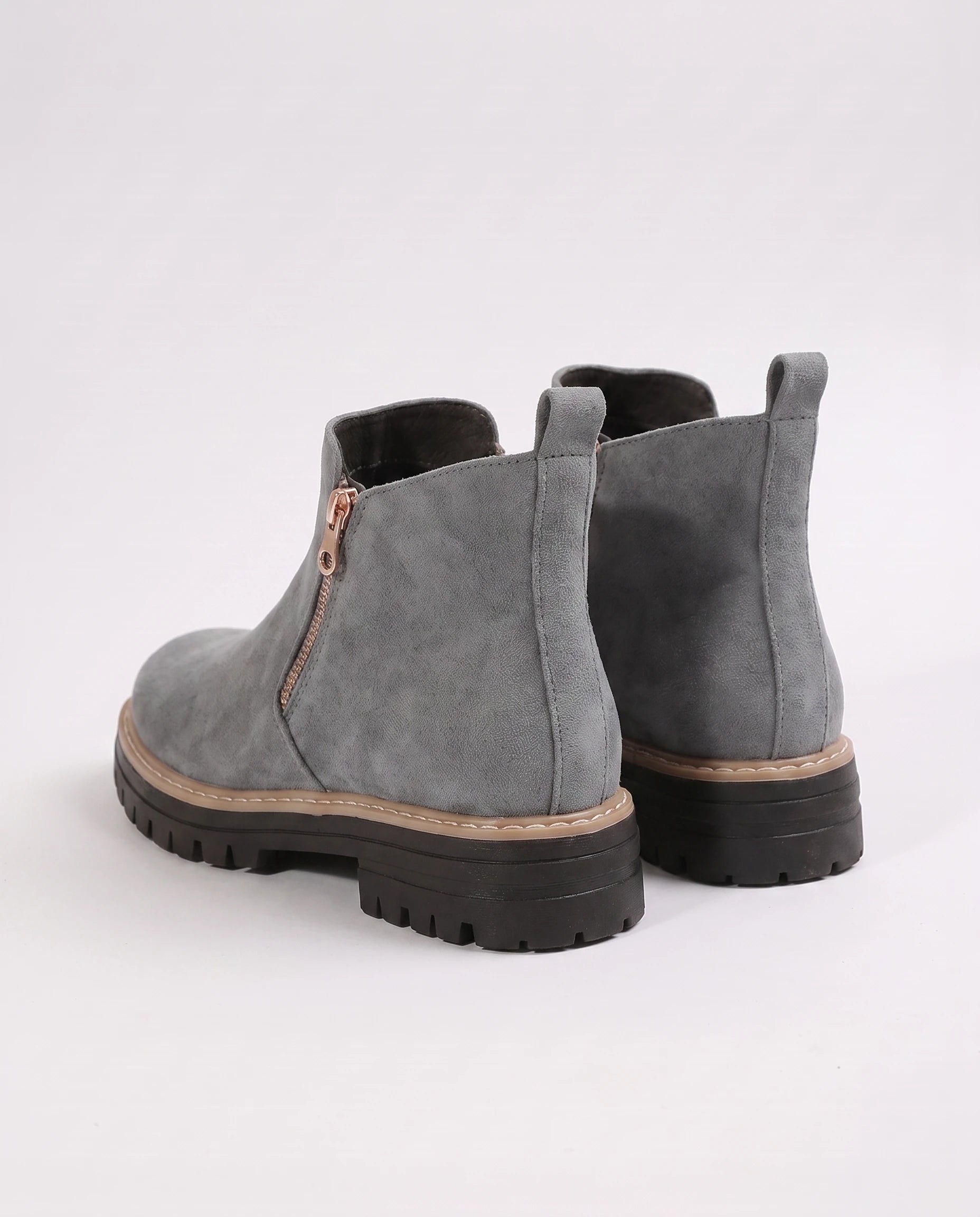 Bottines à zip latéral en suédine Félicité — Gris, paire vue de trois quarts arrière en studio