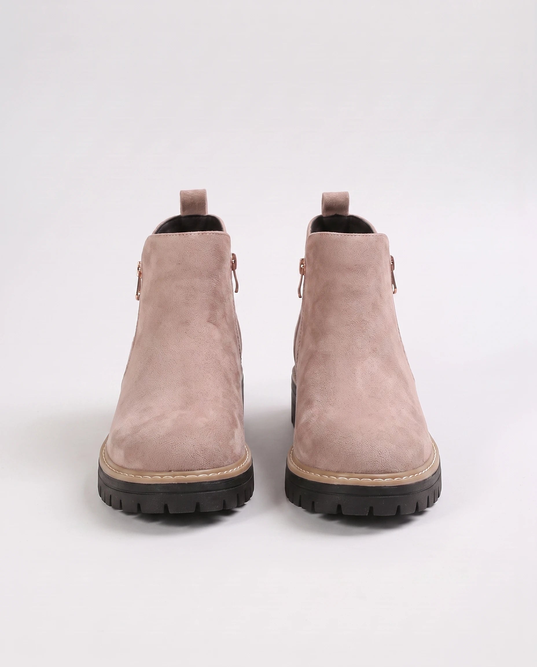 Bottines à zip latéral en suédine Félicité — Mocha, paire vue de face en studio