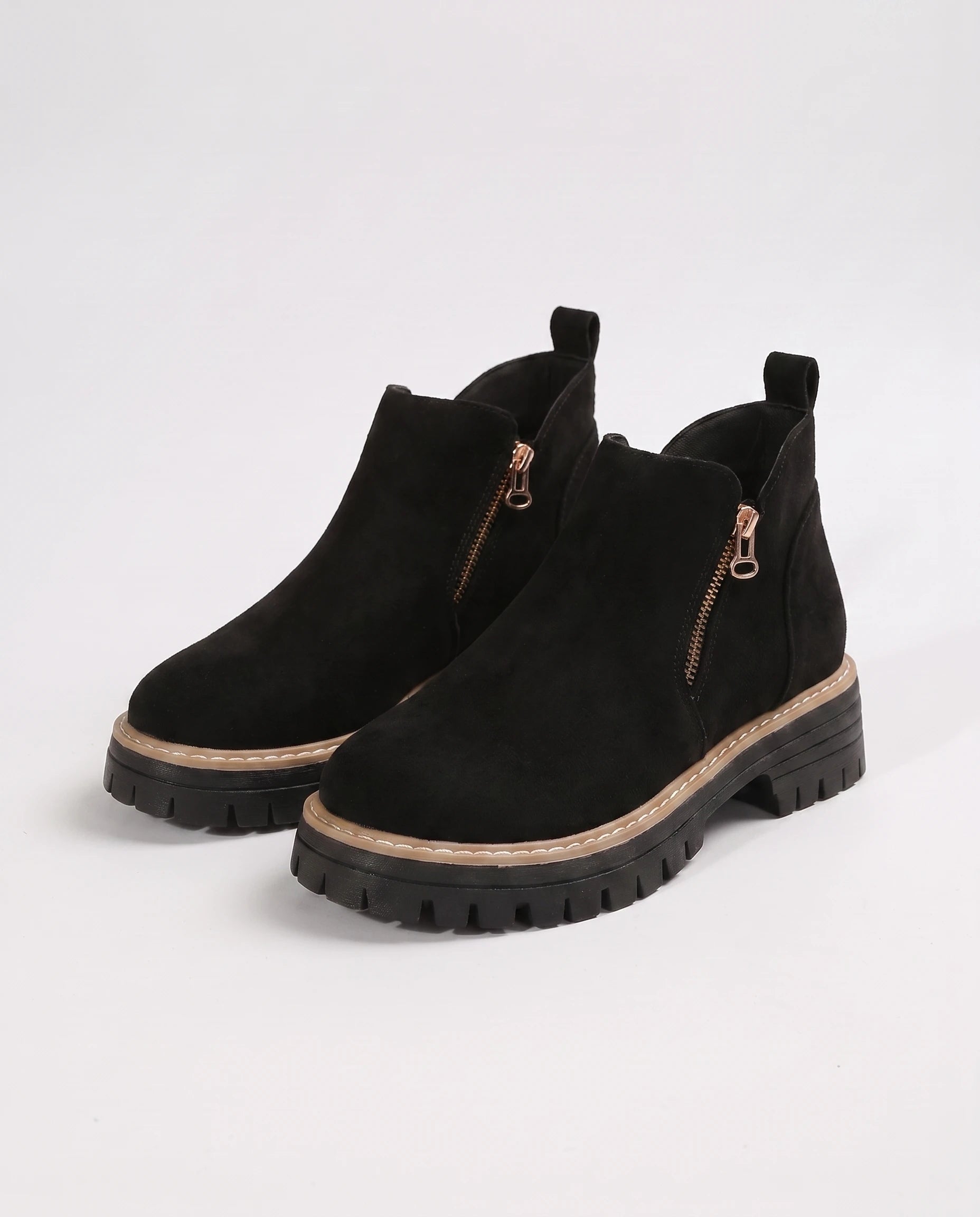 Bottines à zip latéral en suédine Félicité — Noir, paire vue de trois quarts en studio