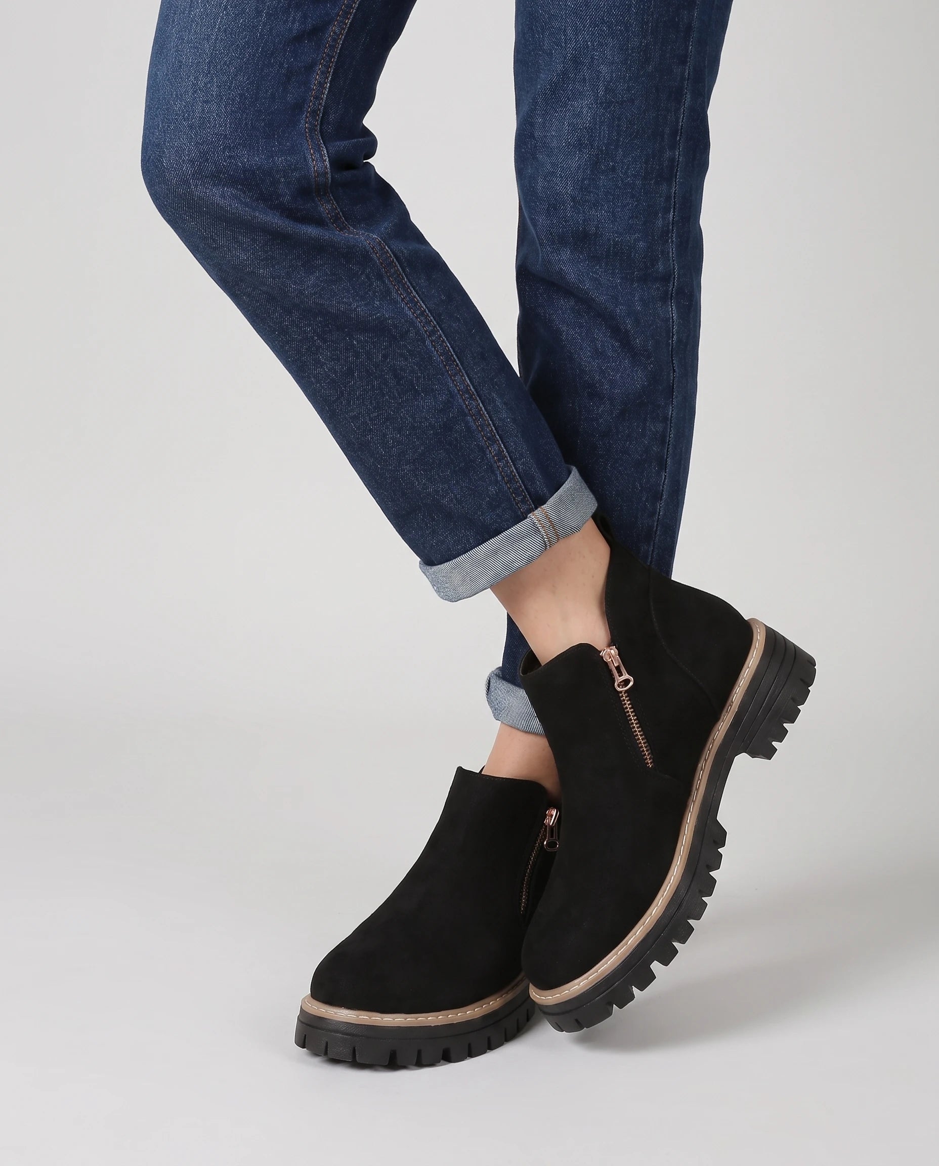 Bottines à zip latéral en suédine Félicité — Noir, portées en plan rapproché avec un jean droit retroussé