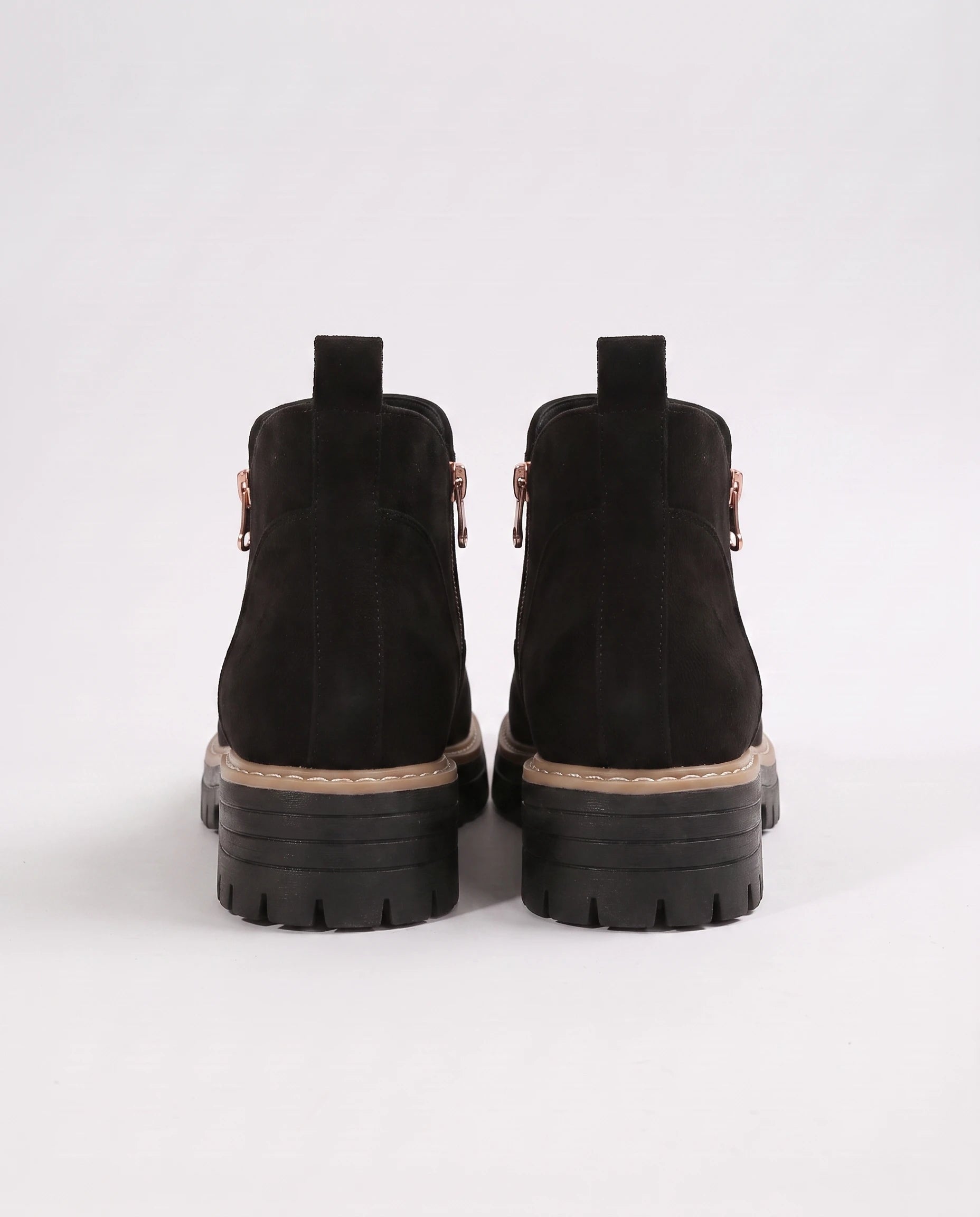 Bottines à zip latéral en suédine Félicité — Noir, paire vue de dos avec les tirants de talon